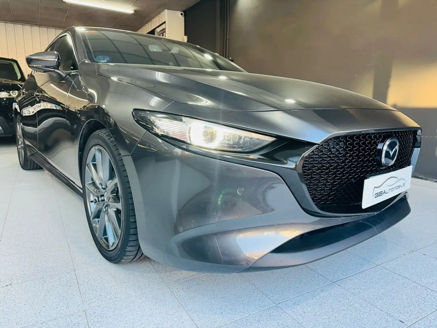 Mazda 3 2.0 e-Skyactiv-G Zenith Safety Black Aut. 90kW Gris - 1