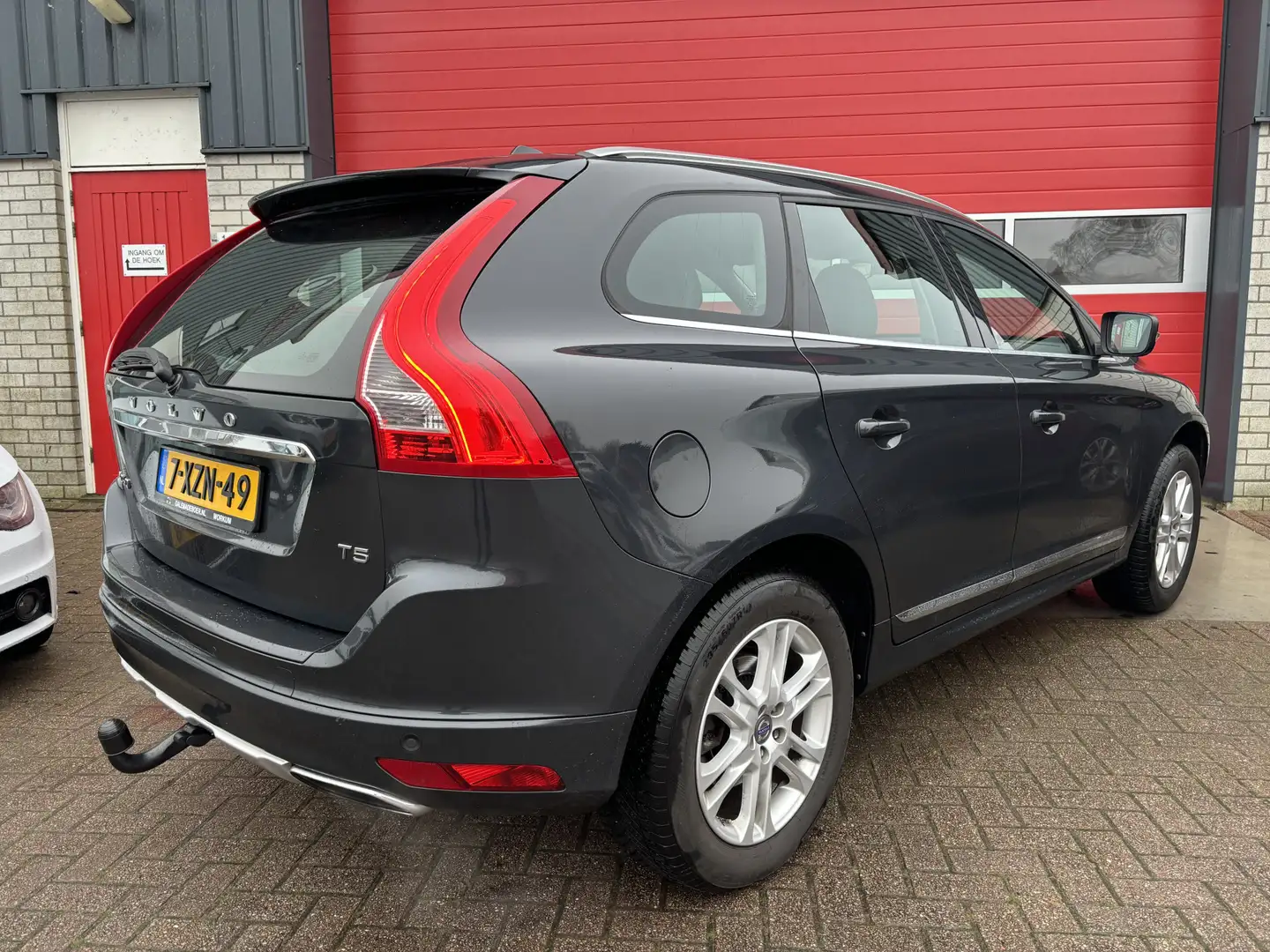 Volvo XC60 2.0 T5 FWD Summum NWE D-RIEM / AUTOMAAT / TREKHAAK Grijs - 2