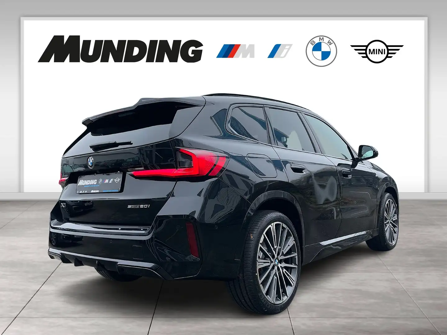 BMW X1 sDrive20i A M-Sport AHK|PanoDach|Navi|HUD|RFK|MFL| Schwarz - 2