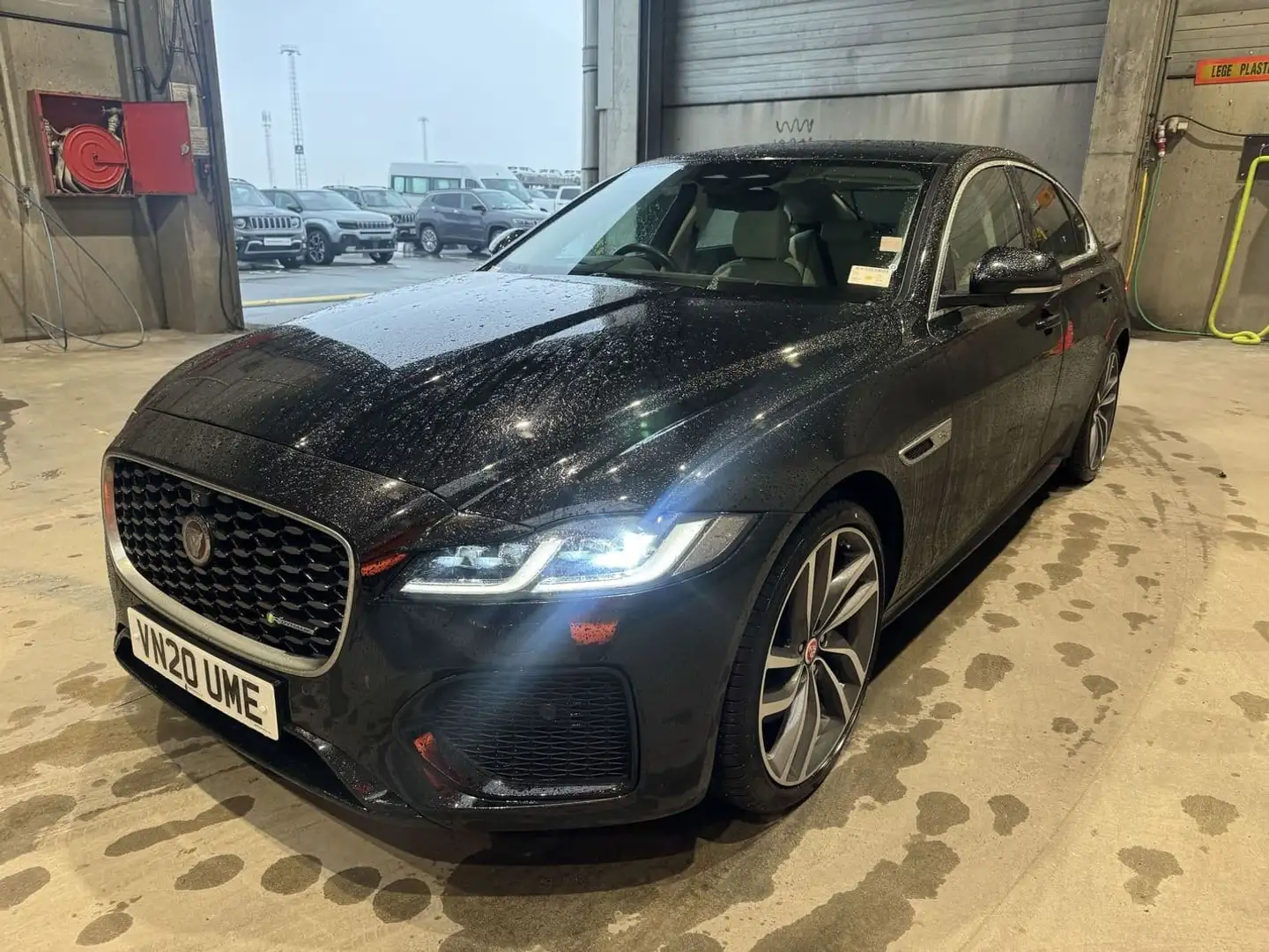 Jaguar XF RHD XF P300 HSE AWD 2.0L Turbo Gas 8-Spd AT 300bhp Fekete - 1
