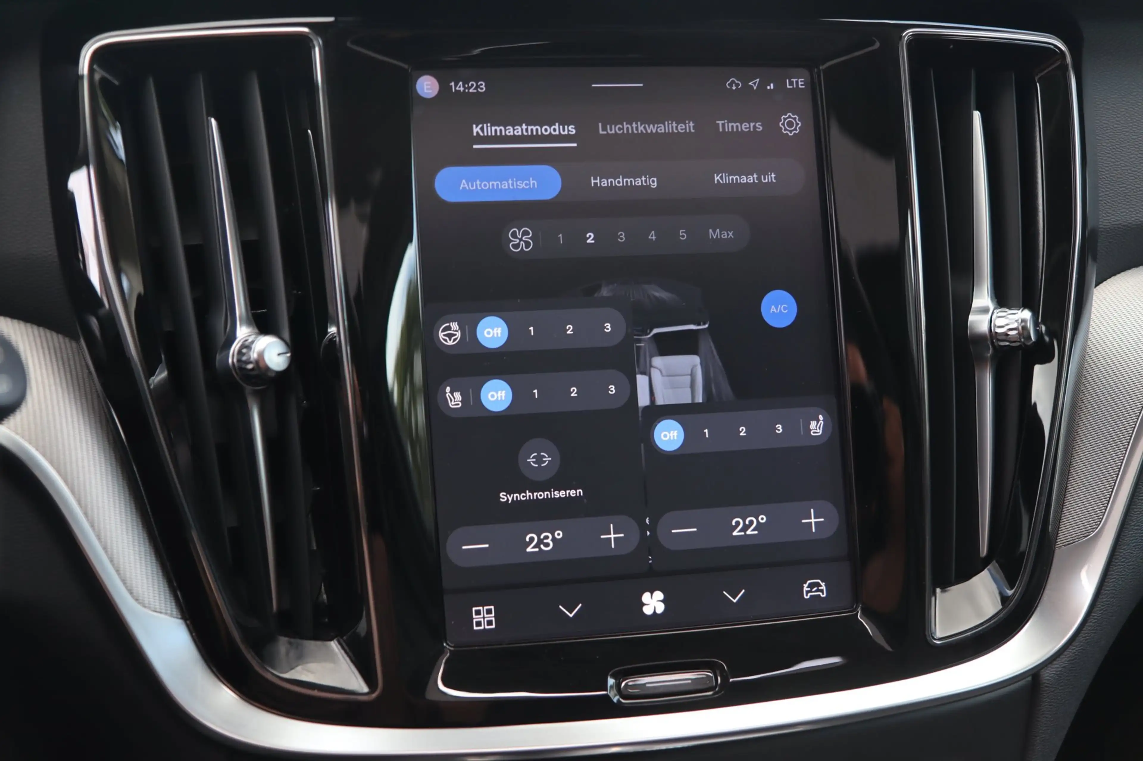 Volvo V60 2.0 T8 Plug-in hybrid AWD Plus / PANO / 2X MEMORY — photo 13