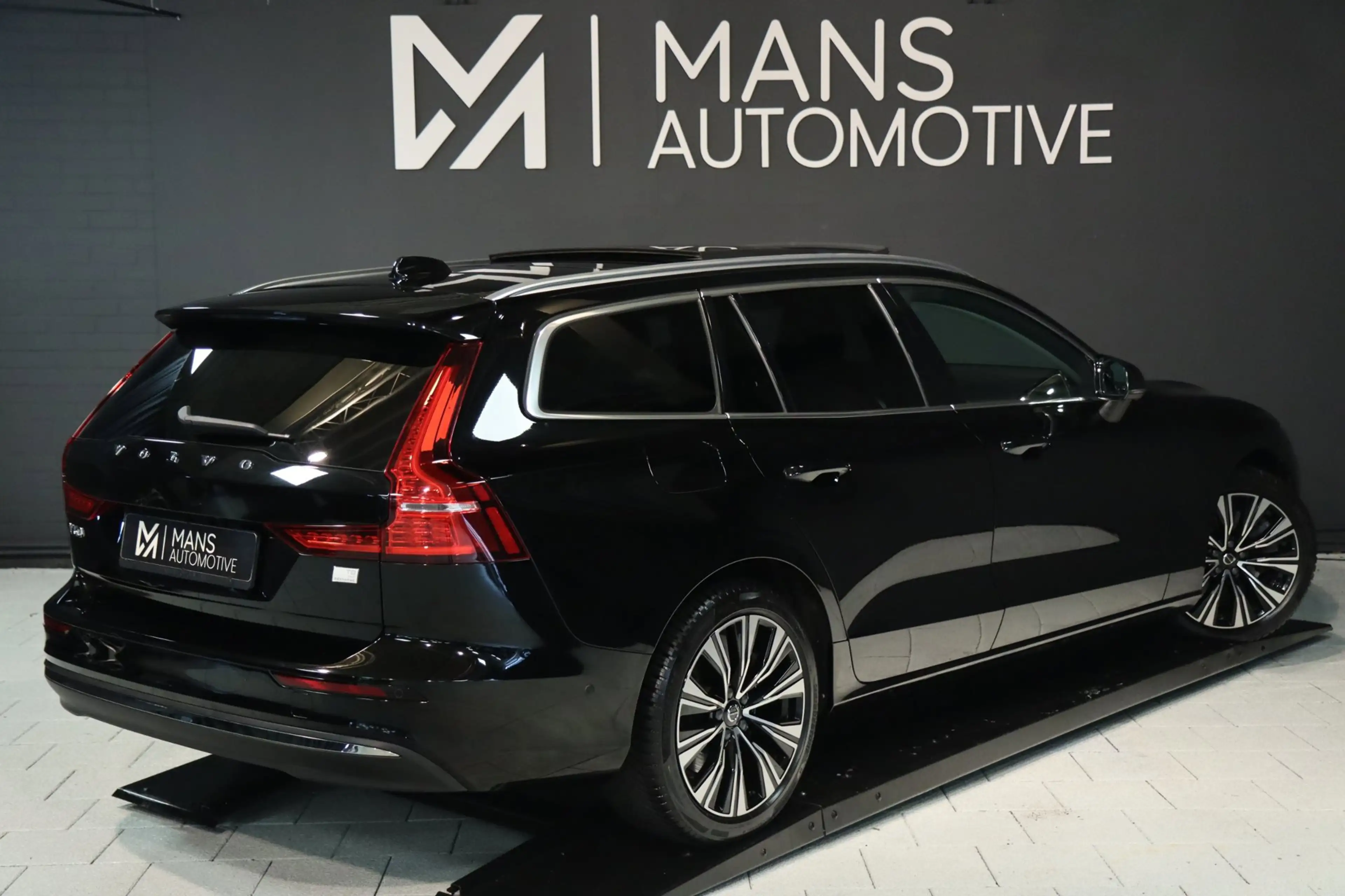 Volvo V60 2.0 T8 Plug-in hybrid AWD Plus / PANO / 2X MEMORY — photo 4