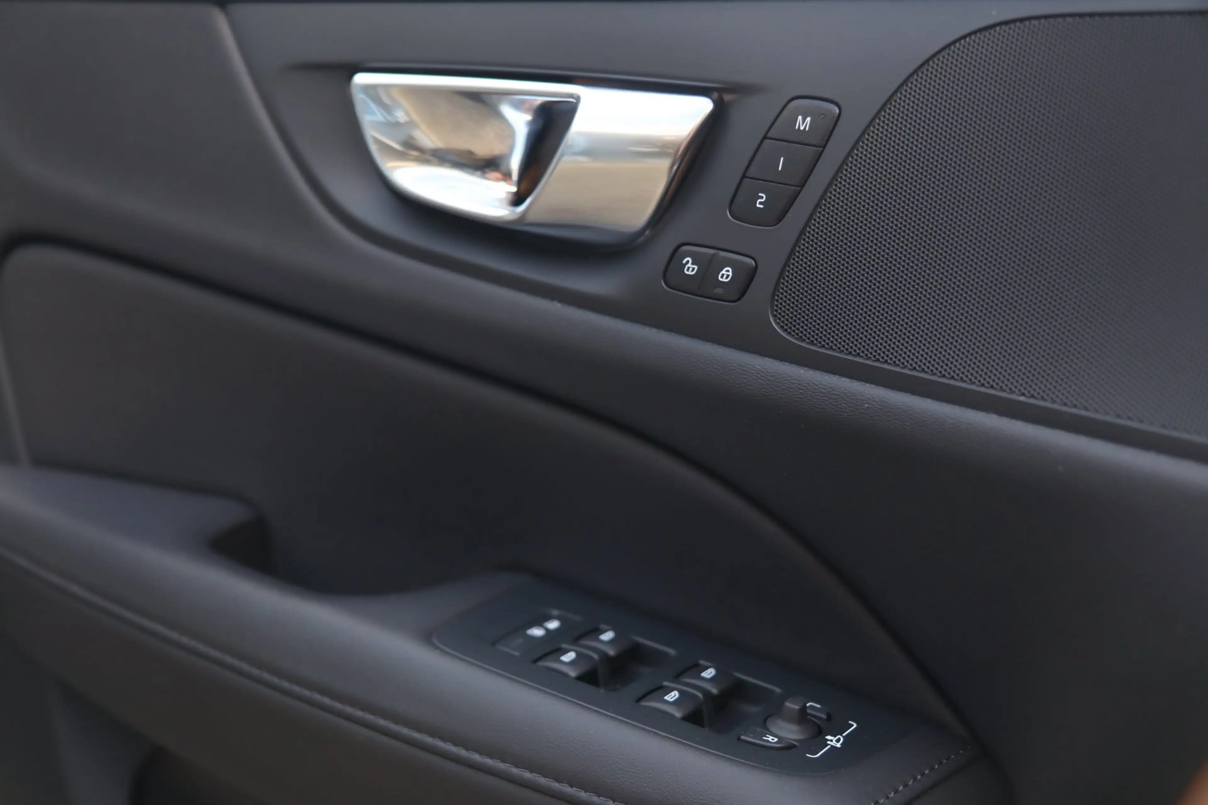 Volvo V60 2.0 T8 Plug-in hybrid AWD Plus / PANO / 2X MEMORY — photo 11