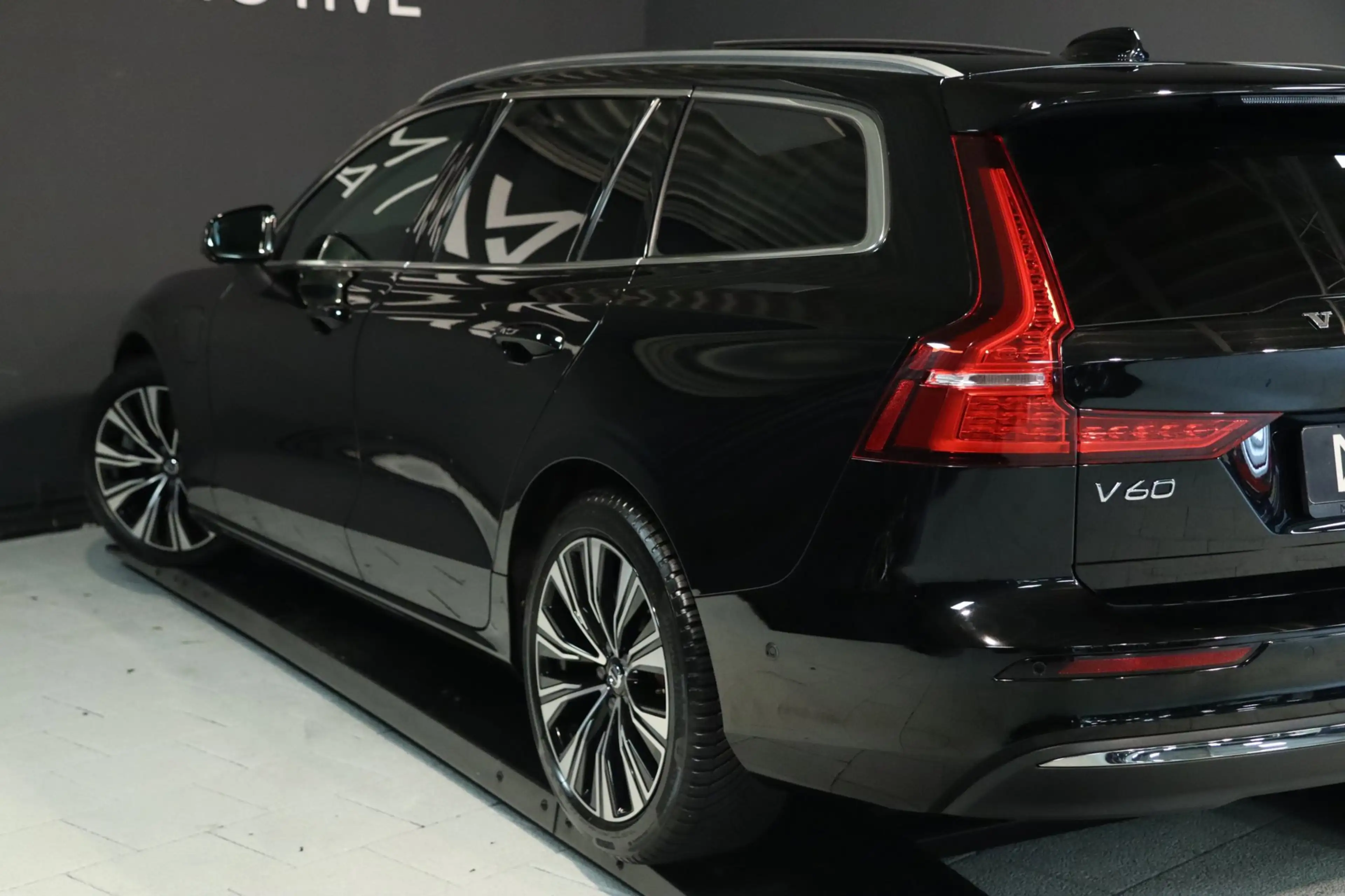 Volvo V60 2.0 T8 Plug-in hybrid AWD Plus / PANO / 2X MEMORY — photo 3
