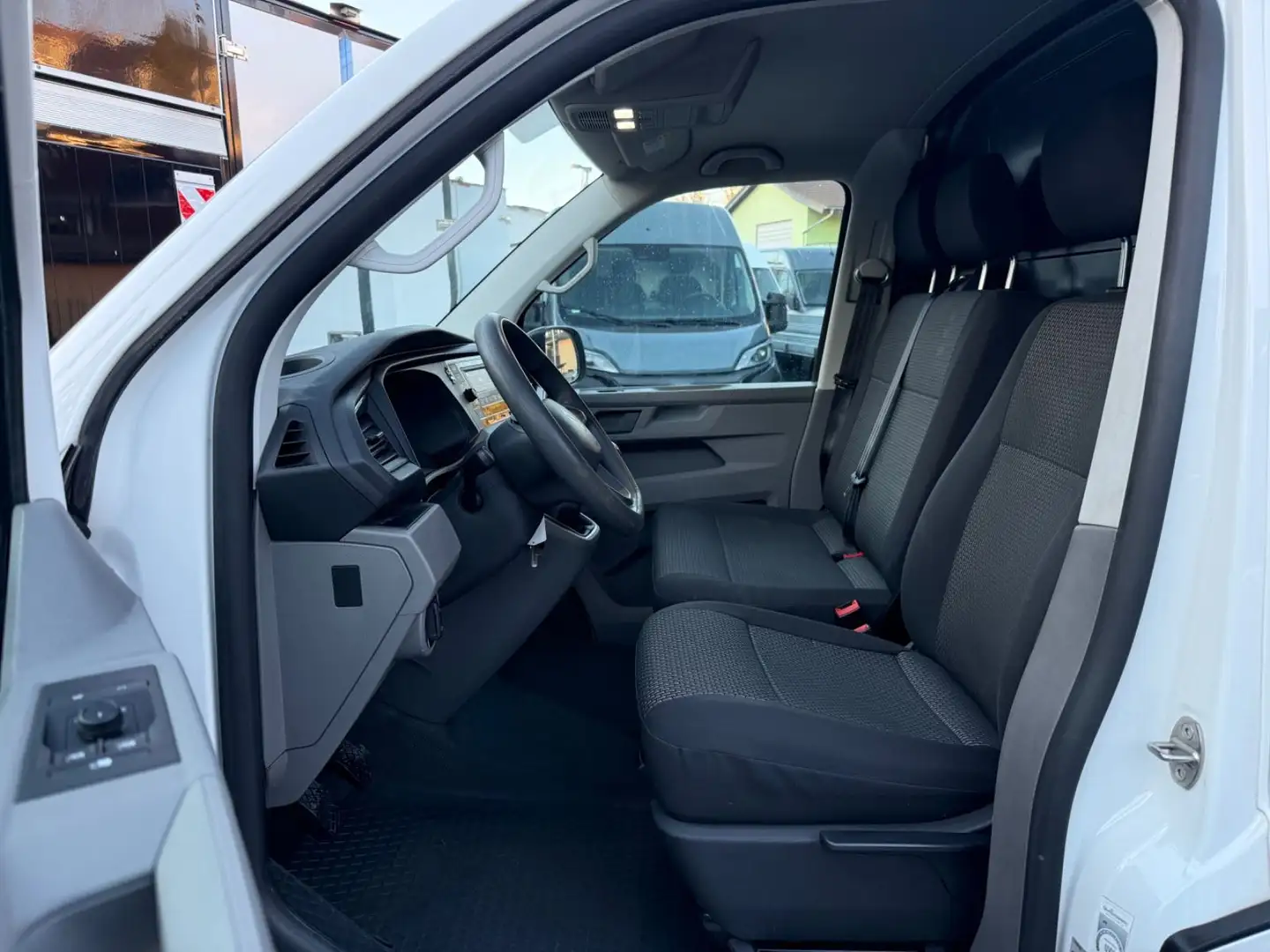 Volkswagen T6.1 KLIMA AHK PDC REGALSYSTEM SORTIMO DACHLÜFT- Weiß - 2