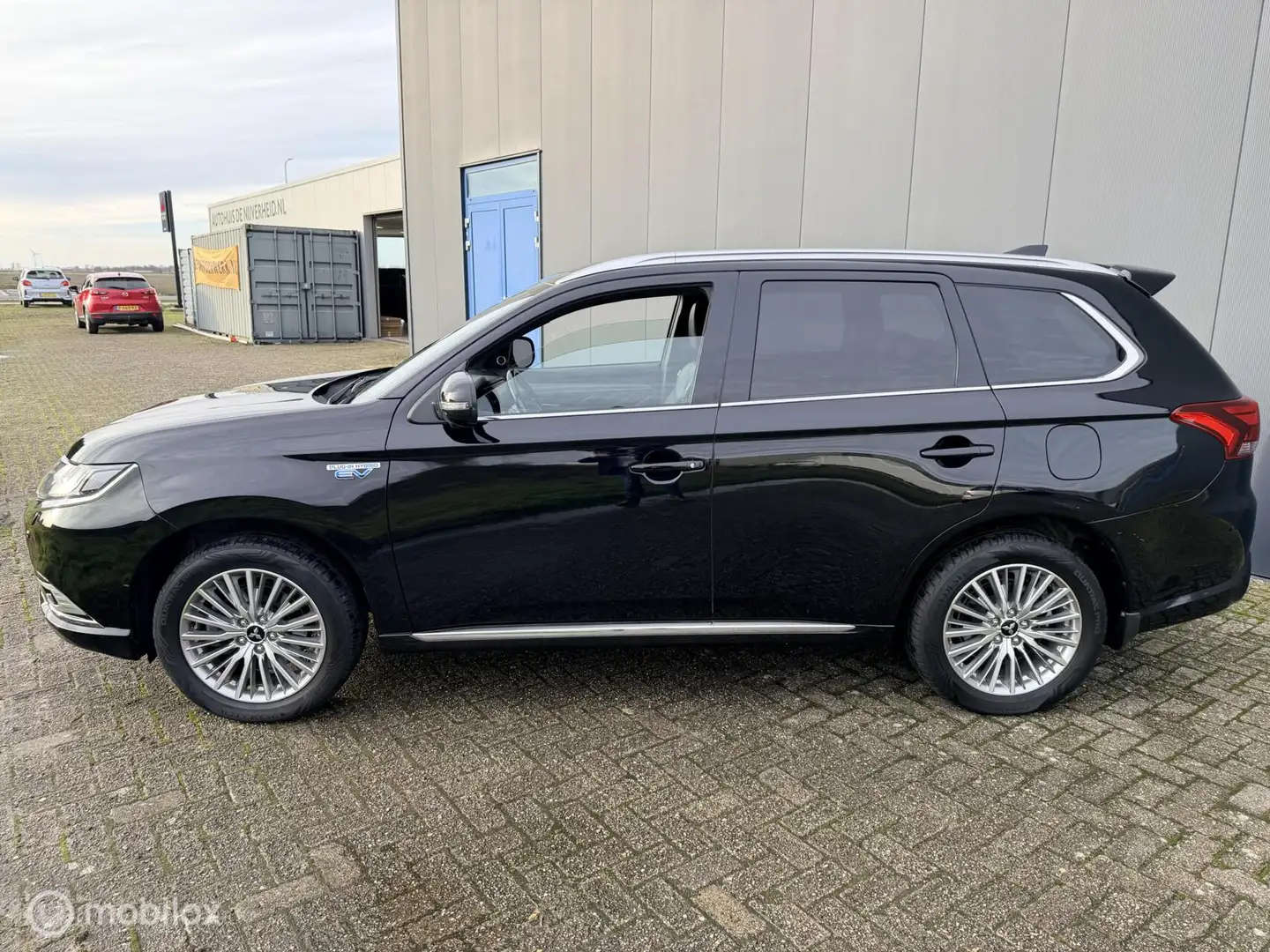 Mitsubishi Outlander 2.4 PHEV Instyle trekhaak allseason banden Noir - 2