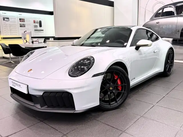 Porsche 992 Carrera 4 GTS