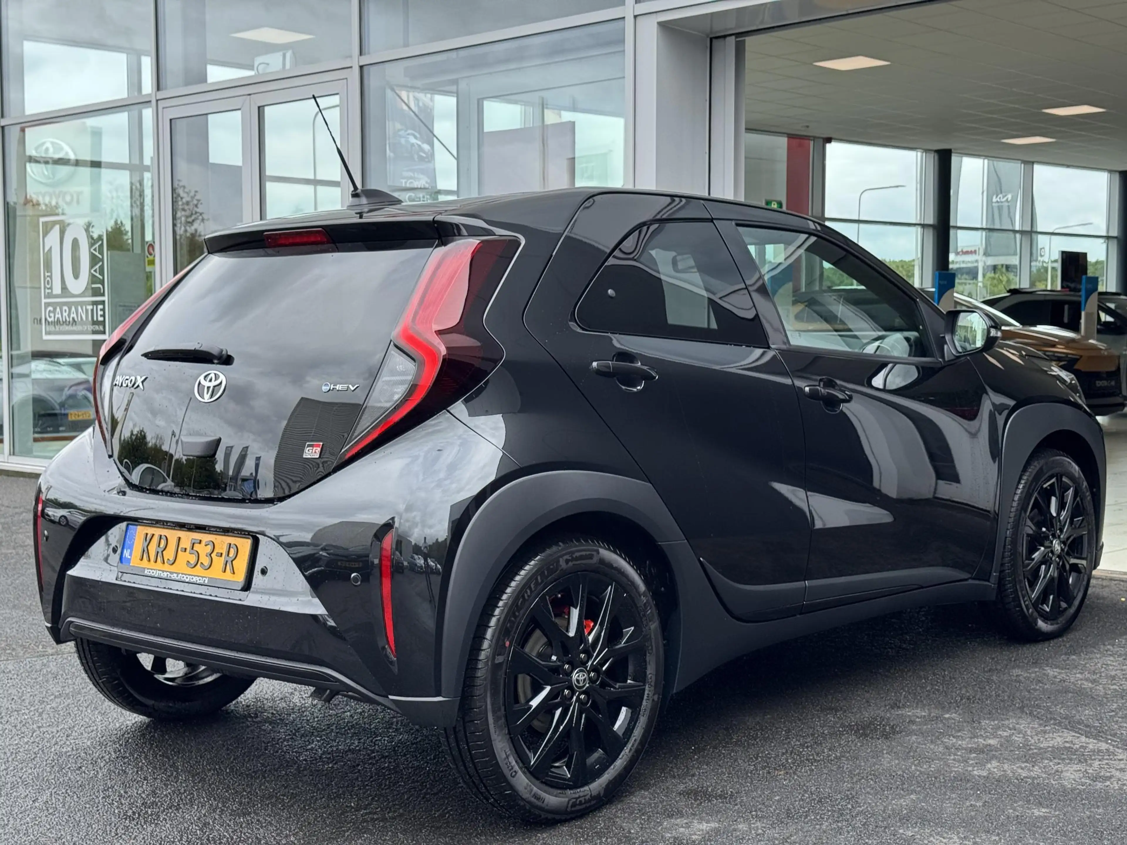 Toyota Aygo X Hybrid 115 GR Sport Black Edition Rode remklauwen — photo 5