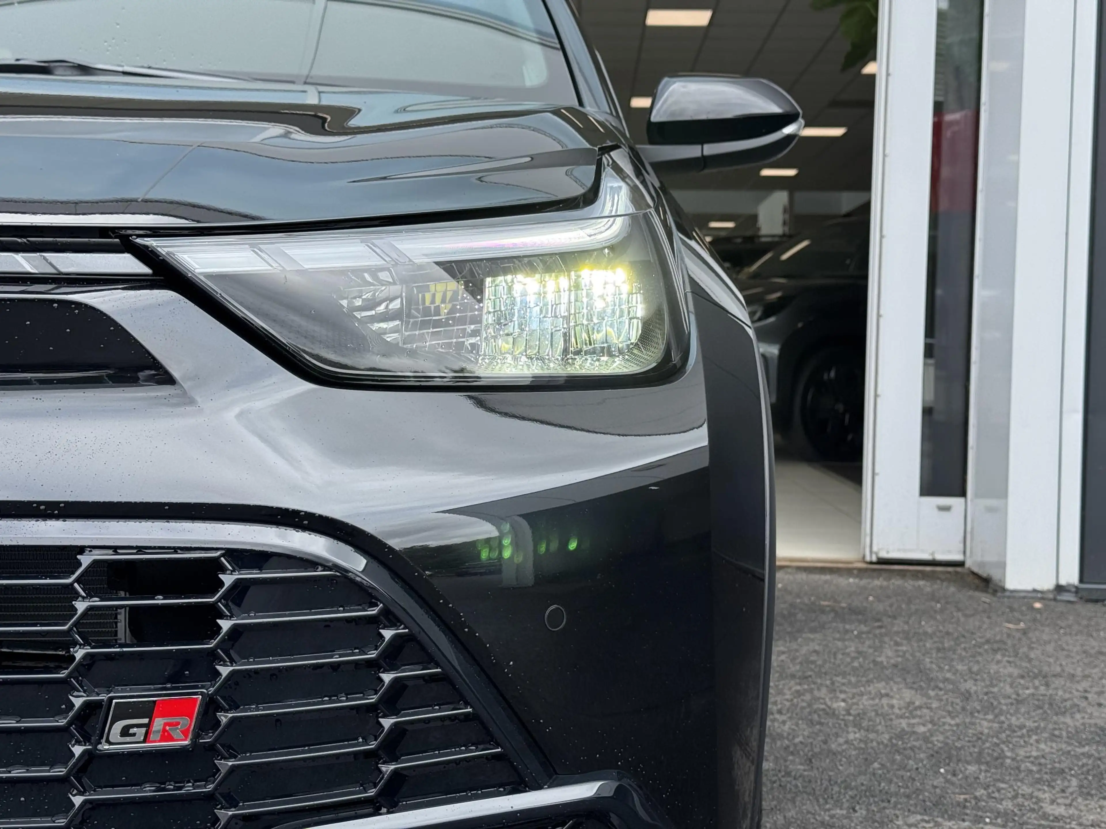 Toyota Aygo X Hybrid 115 GR Sport Black Edition Rode remklauwen — photo 6