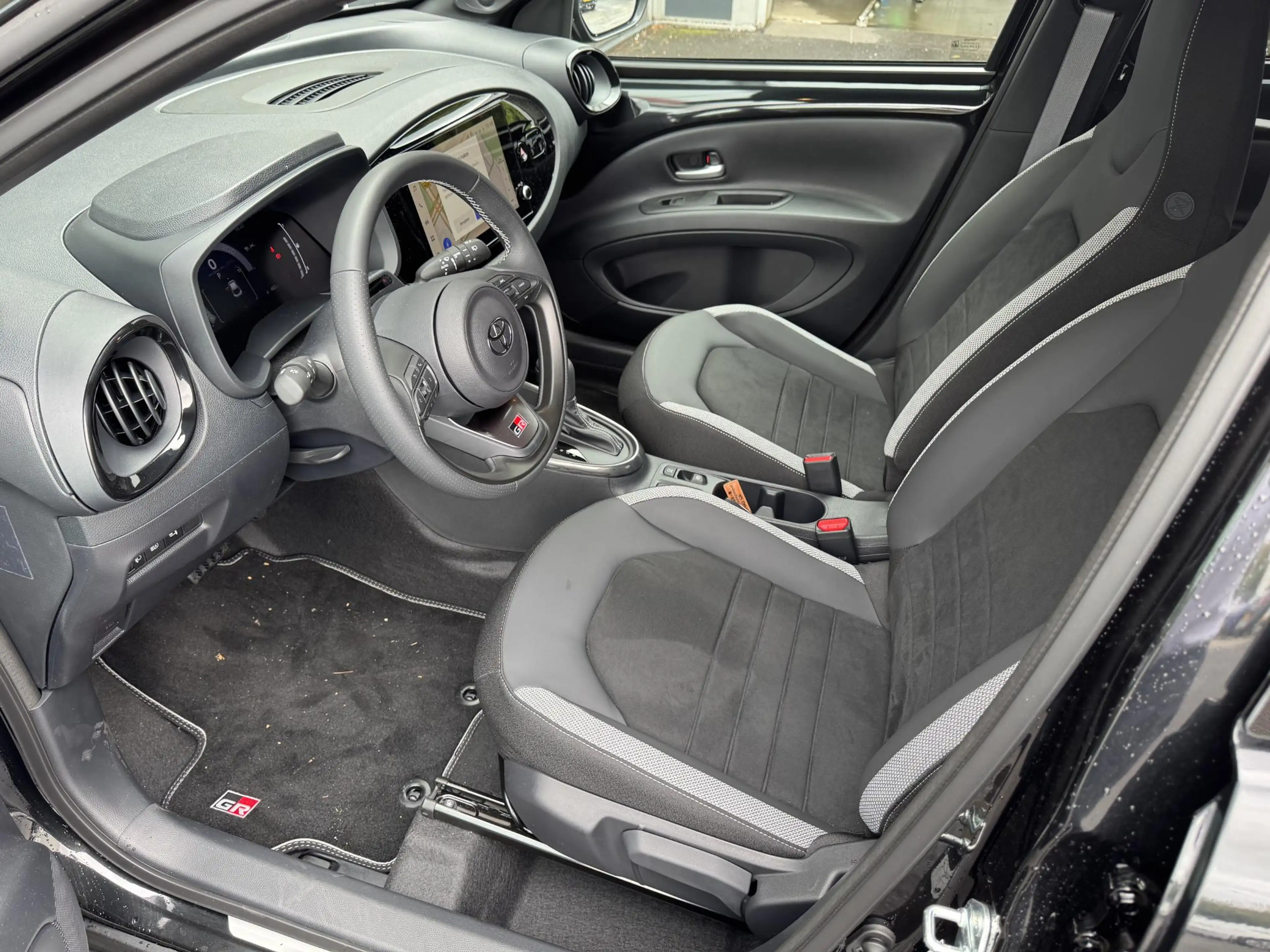 Toyota Aygo X Hybrid 115 GR Sport Black Edition Rode remklauwen — photo 7