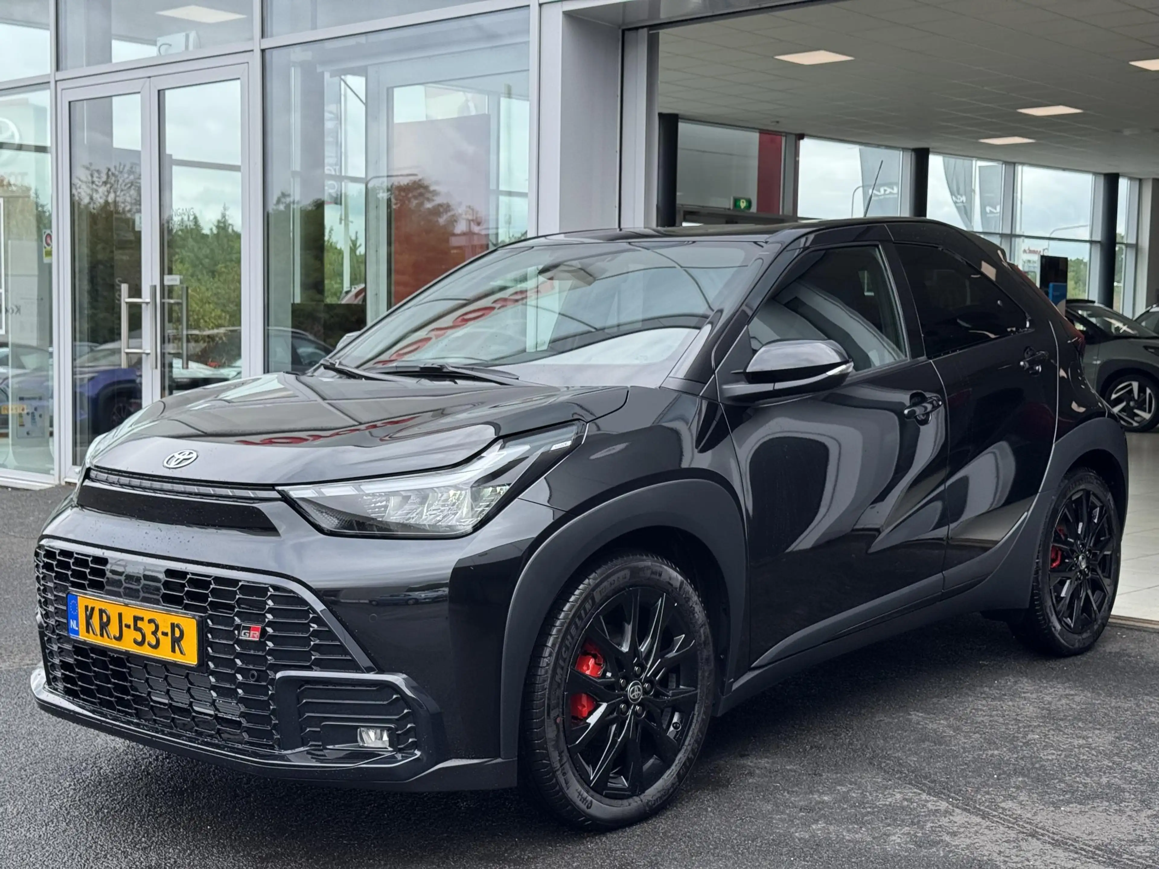 Toyota Aygo X Hybrid 115 GR Sport Black Edition Rode remklauwen — photo 2