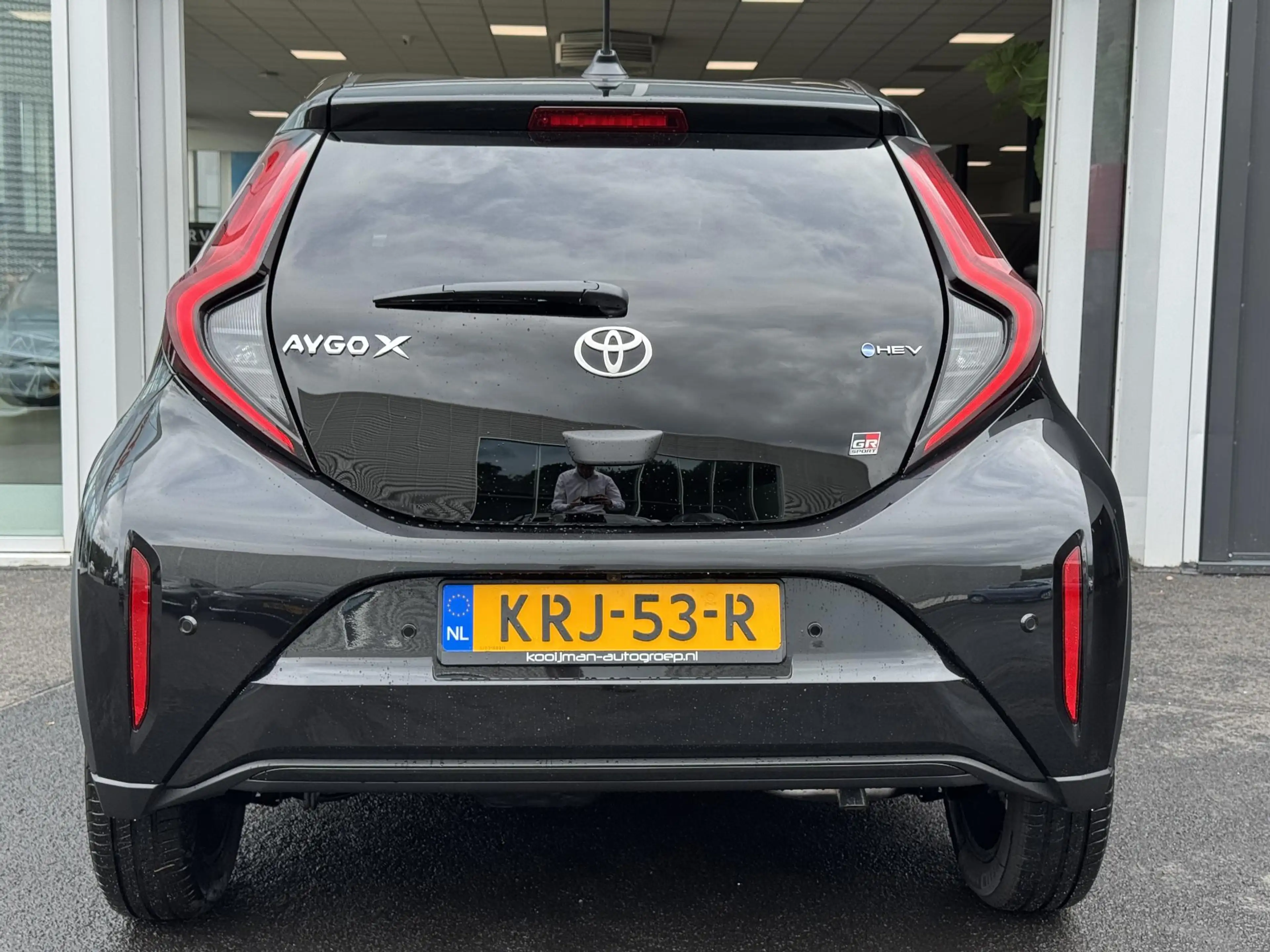 Toyota Aygo X Hybrid 115 GR Sport Black Edition Rode remklauwen — photo 3