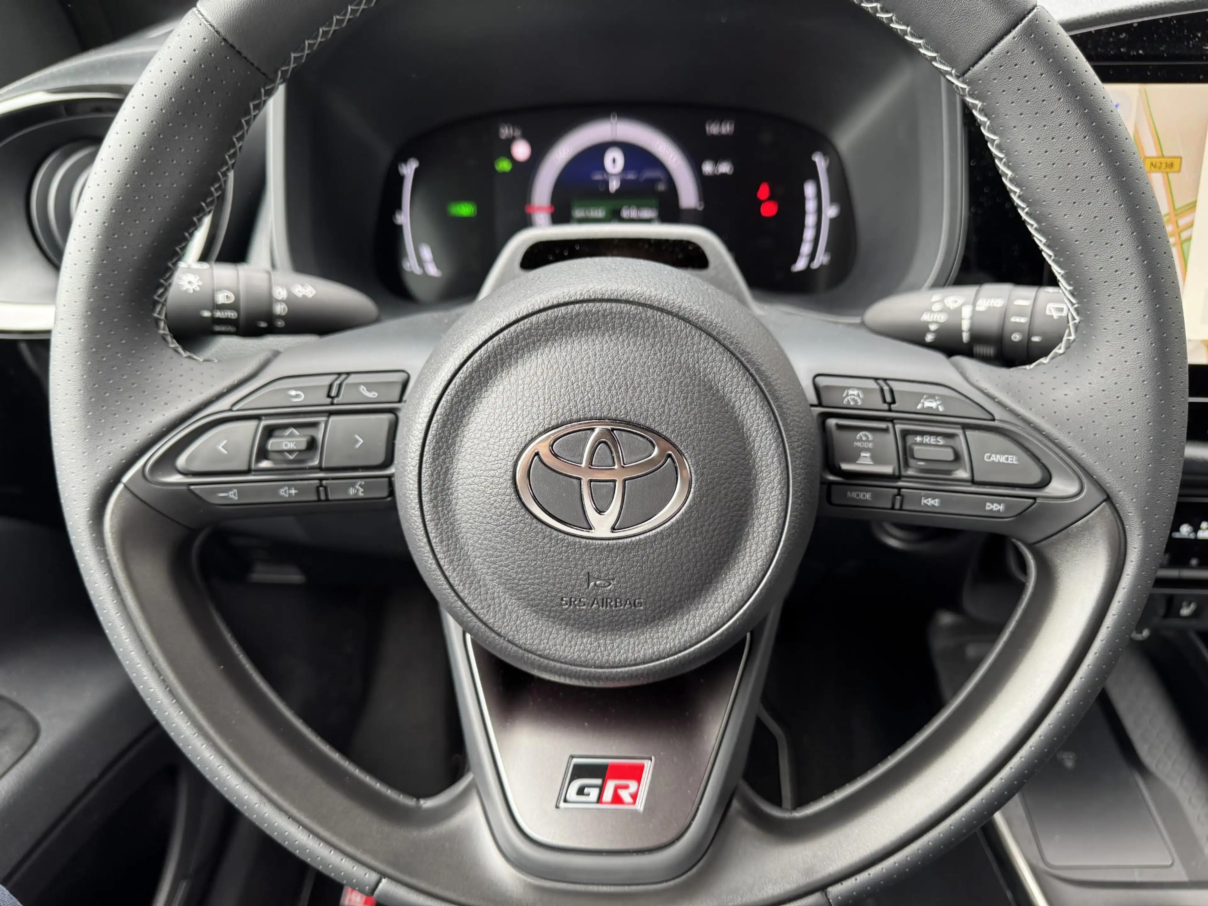 Toyota Aygo X Hybrid 115 GR Sport Black Edition Rode remklauwen — photo 12