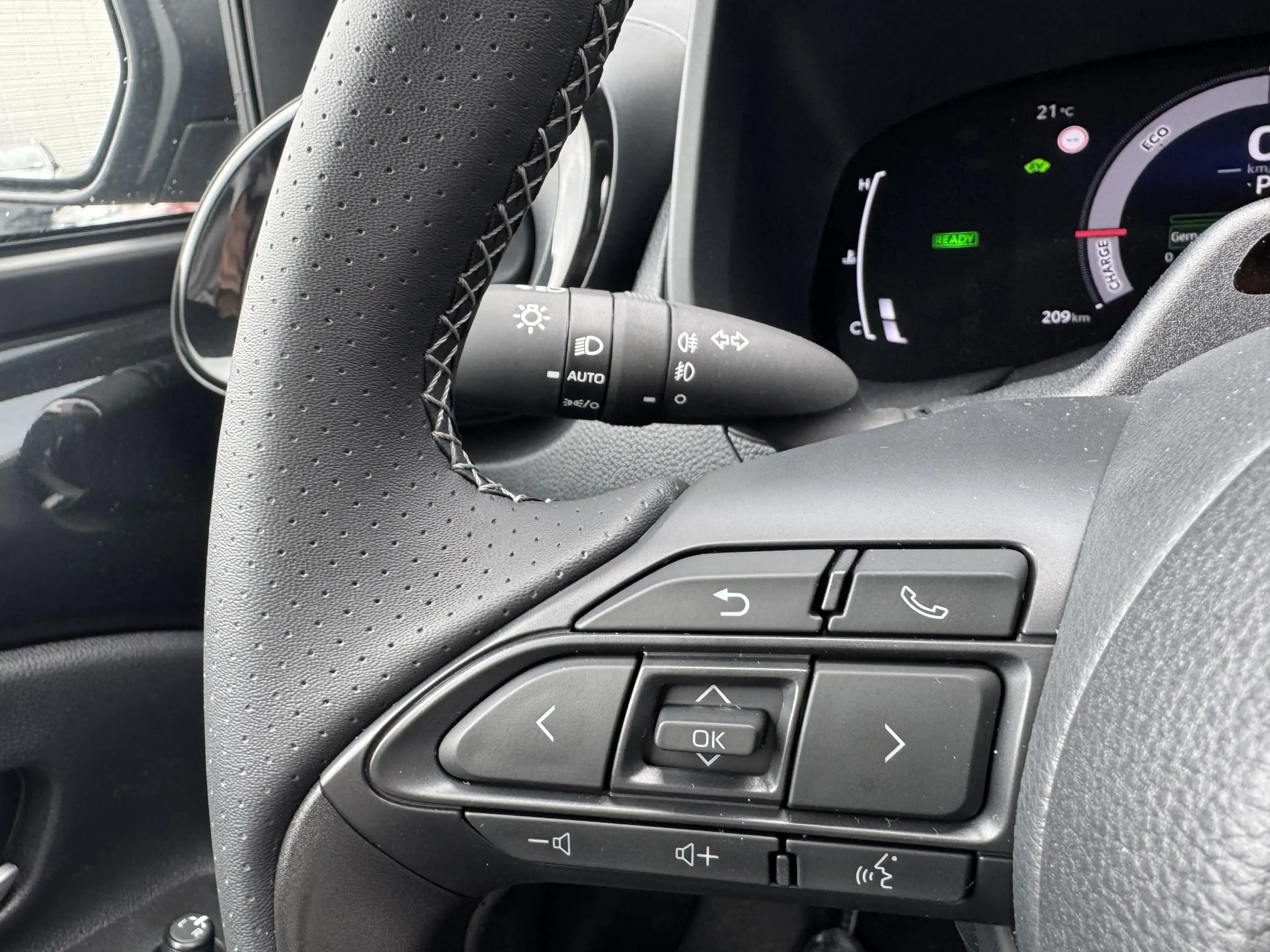Toyota Aygo X Hybrid 115 GR Sport Black Edition Rode remklauwen — photo 10