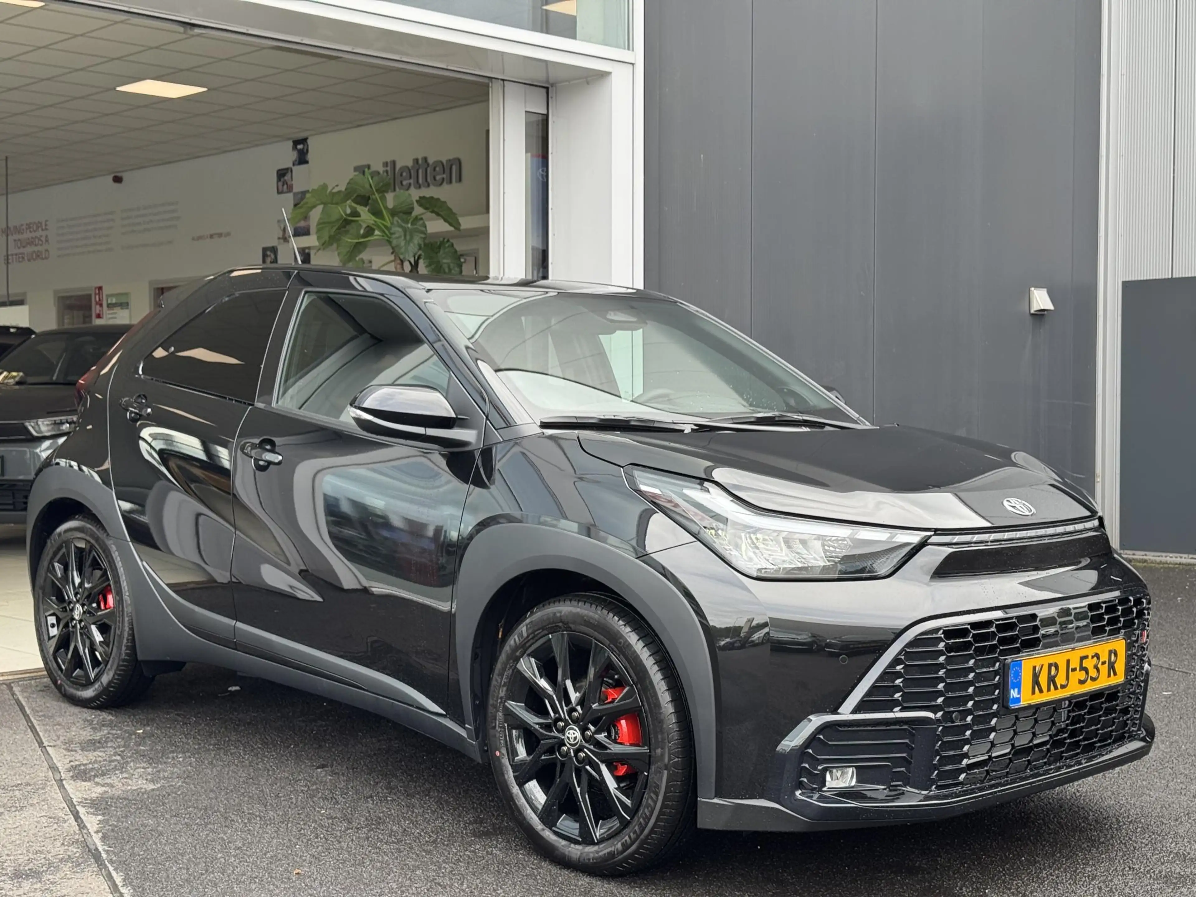 Toyota Aygo X Hybrid 115 GR Sport Black Edition Rode remklauwen