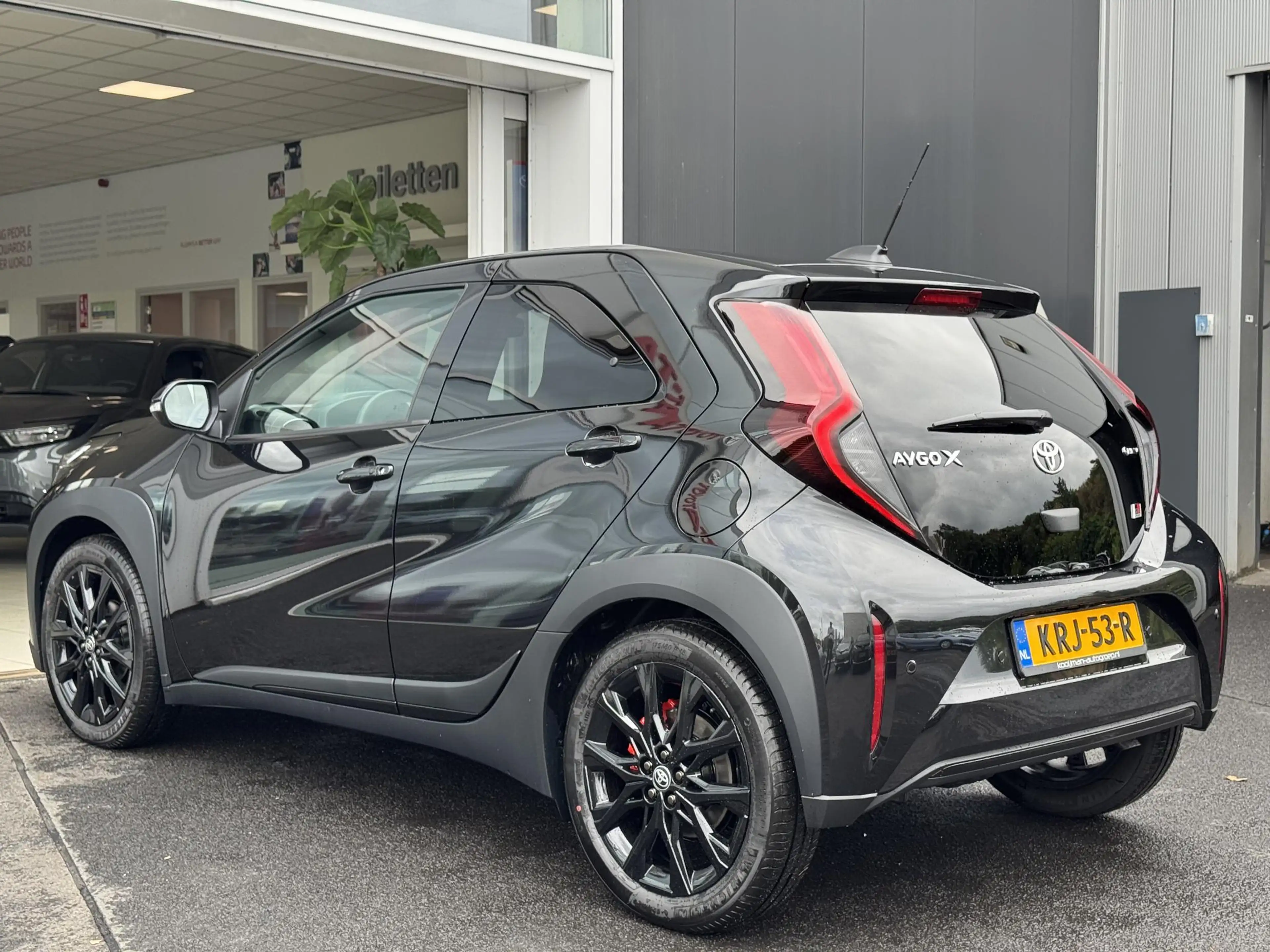 Toyota Aygo X Hybrid 115 GR Sport Black Edition Rode remklauwen — photo 4