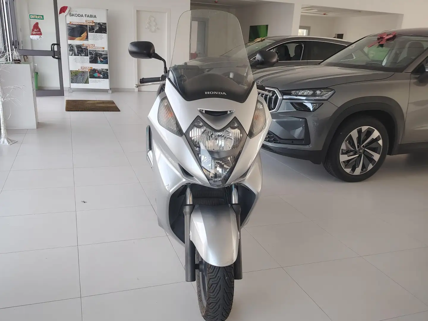 Honda Silver Wing Sport Plateado - 1