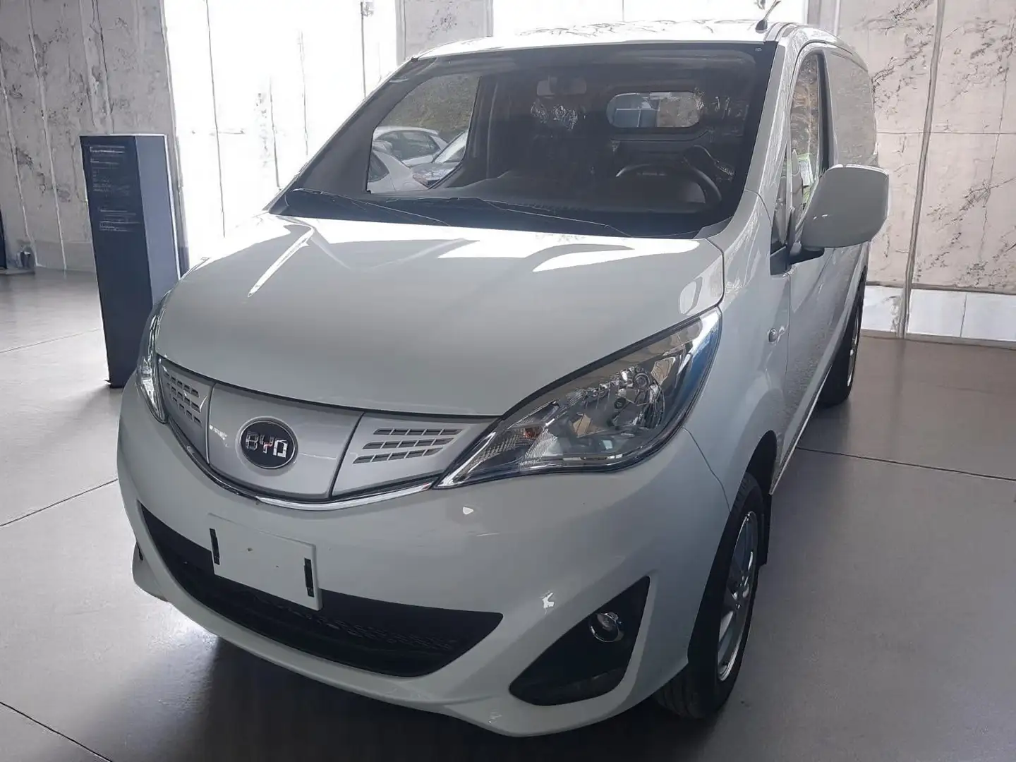 BYD ETP3 100 kW 45kWh Kamera Leder AluB. 7"Touch Blanc - 1