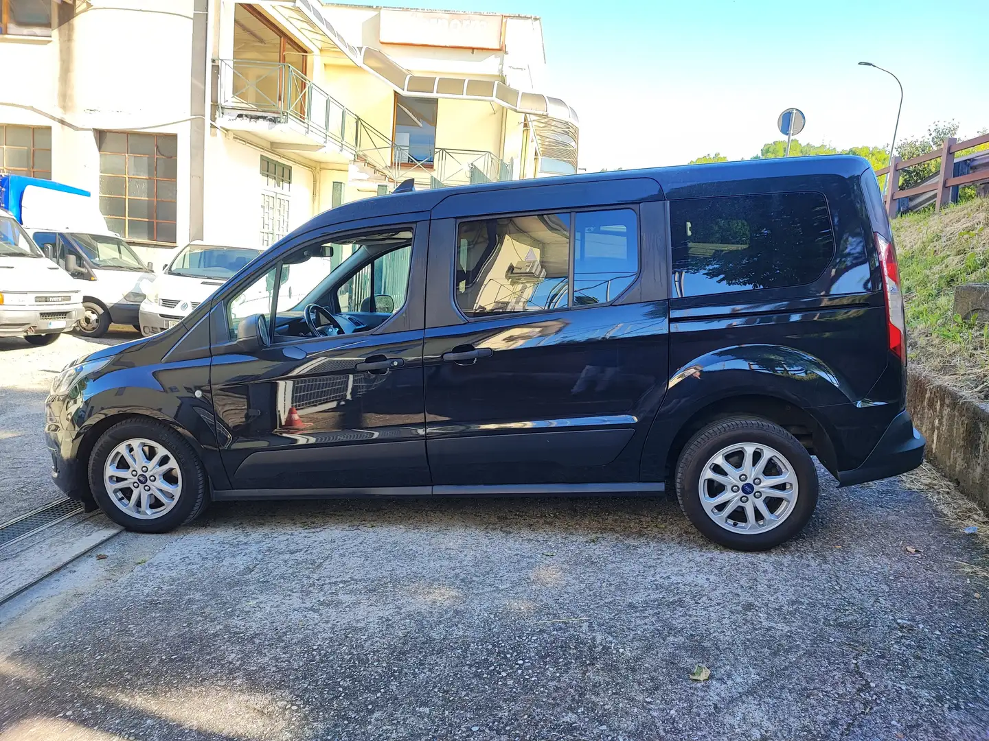 Ford Grand Tourneo Gancio Traino KG 1270 -7 Posti-Euro 6d-TEMP Schwarz - 1