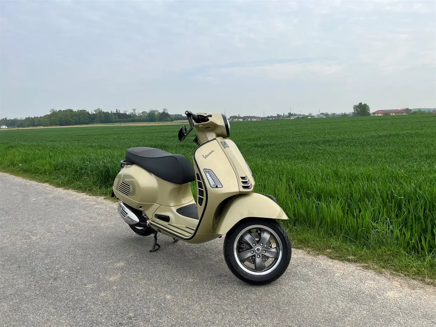 Vespa GTS 300 HPE 75th Anniversary !!!Gruber Edition!!! Gold - 2