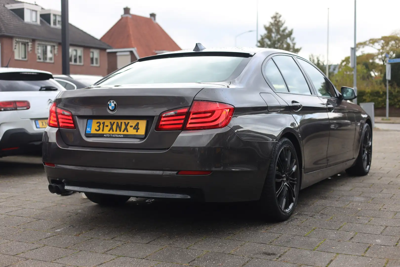 BMW 523 5-serie 523i HIGH EXECUTIVE | AUTOMAAT | LEDER | N Bruin - 2