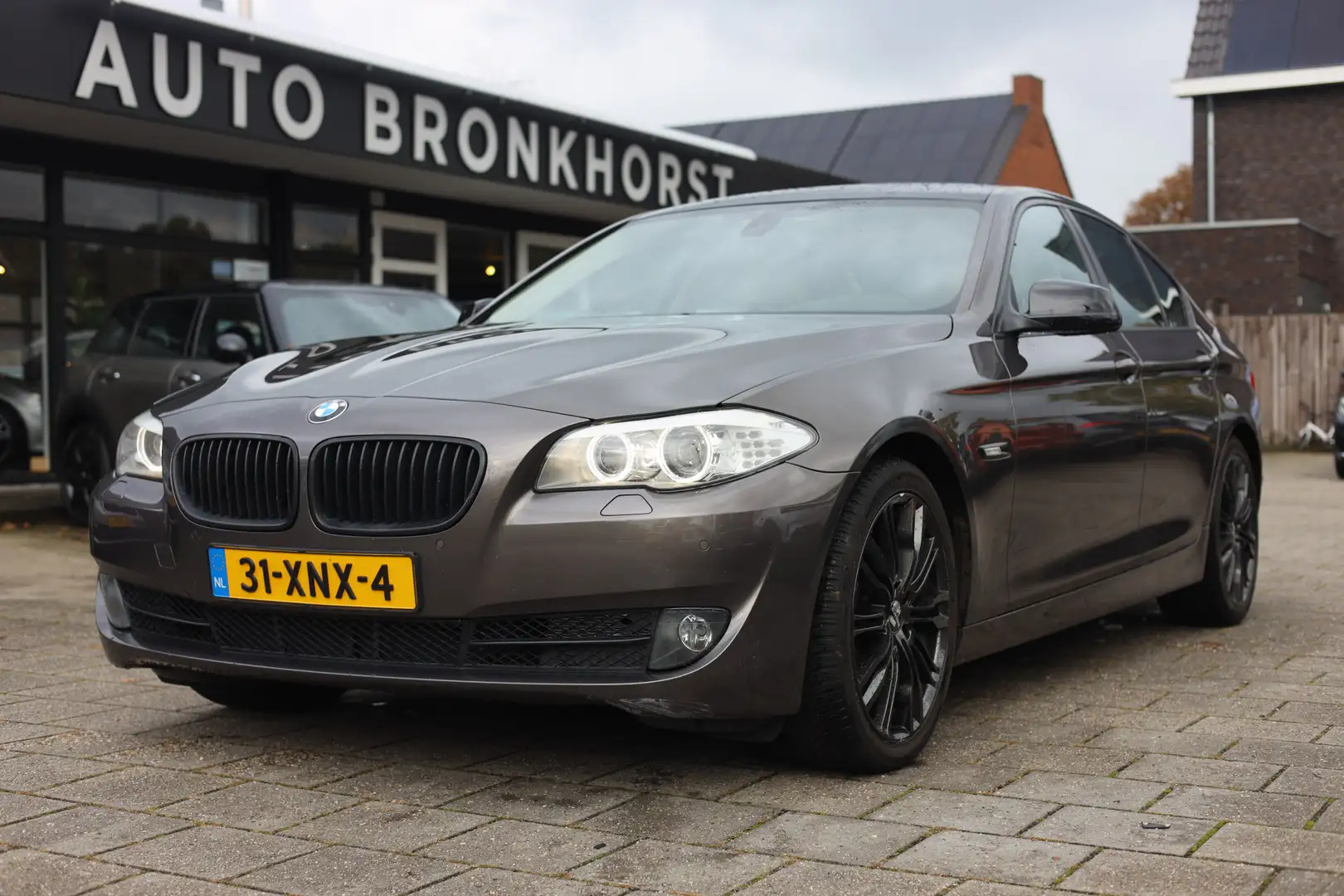 BMW 523 5-serie 523i HIGH EXECUTIVE | AUTOMAAT | LEDER | N Bruin - 1