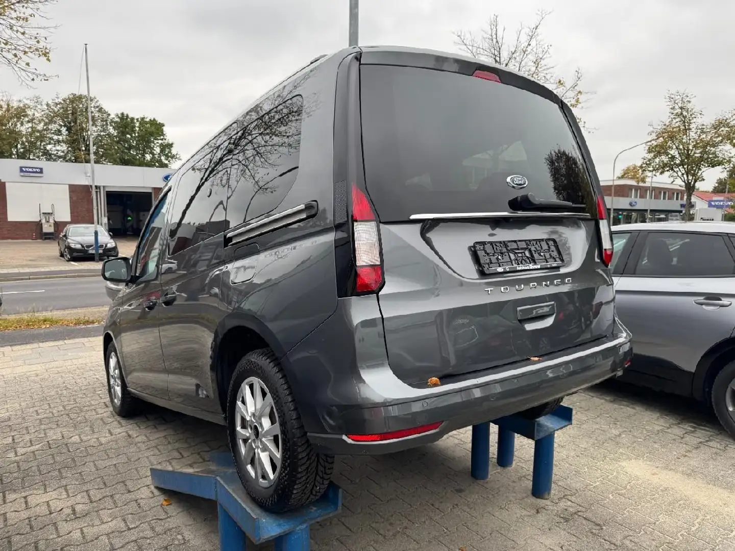 Ford Tourneo Connect Titanium Grau - 2