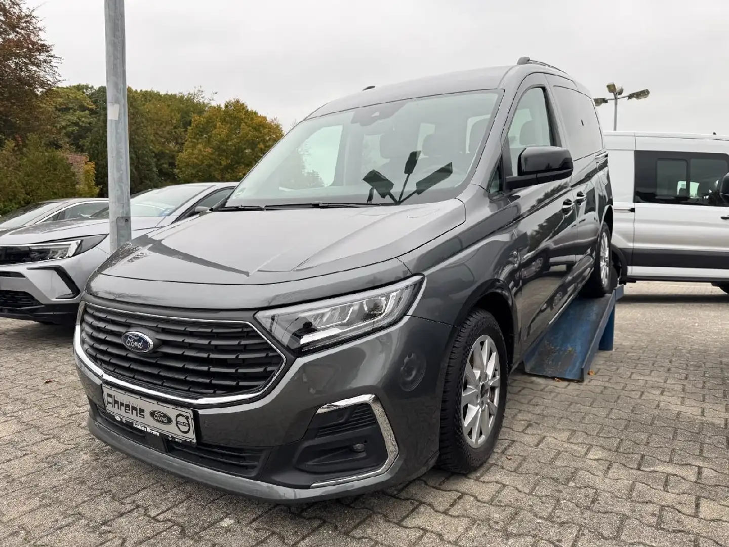 Ford Tourneo Connect Titanium Grau - 1