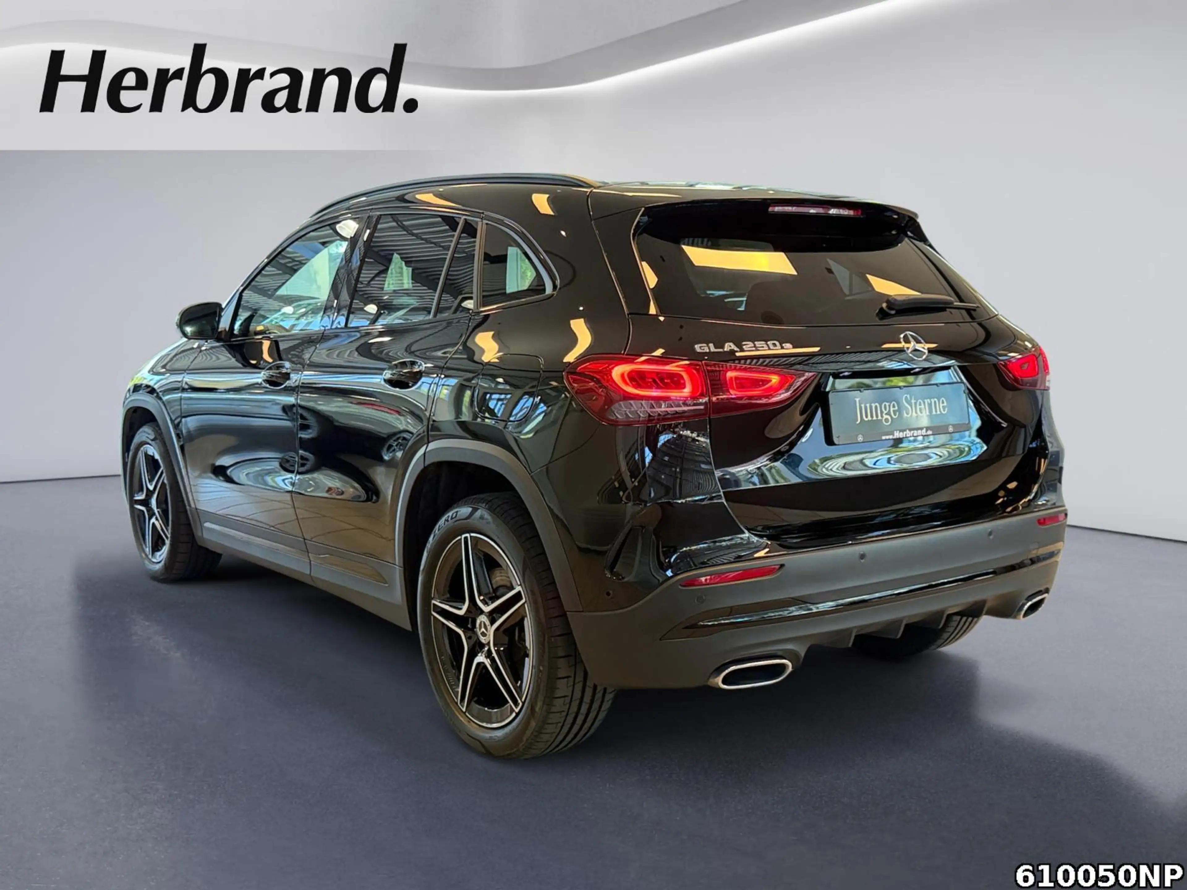 Mercedes-Benz GLA 250 e AMG Line Night Distronic 360° Memory — photo 4