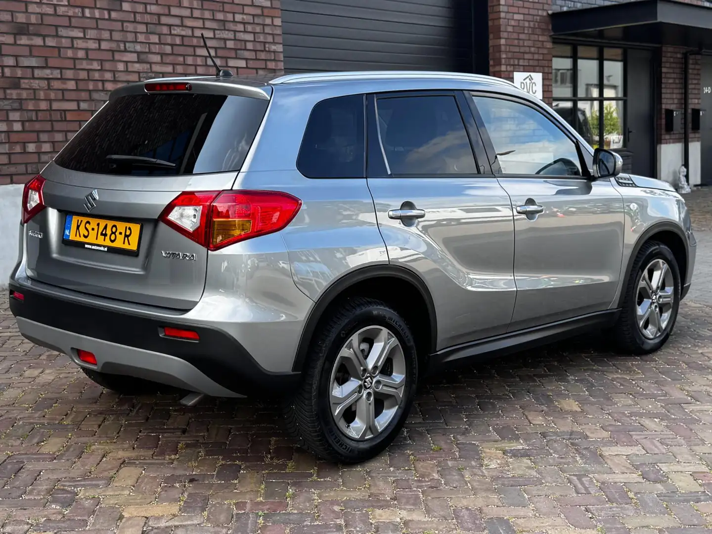 Suzuki Vitara 1.6 Exclusive / 120 PK / ALL-Season ZGAN / Automaa Gris - 2