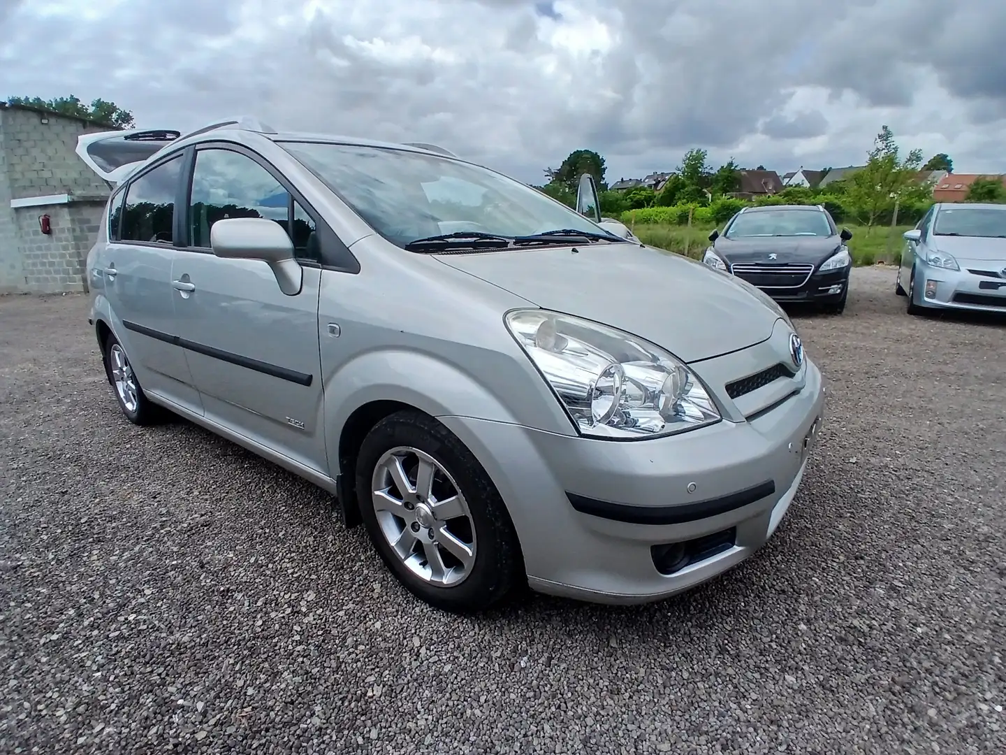 Toyota Corolla Verso 2.2 Turbo D4D 16v Linea Luna 5 pl Grijs - 1