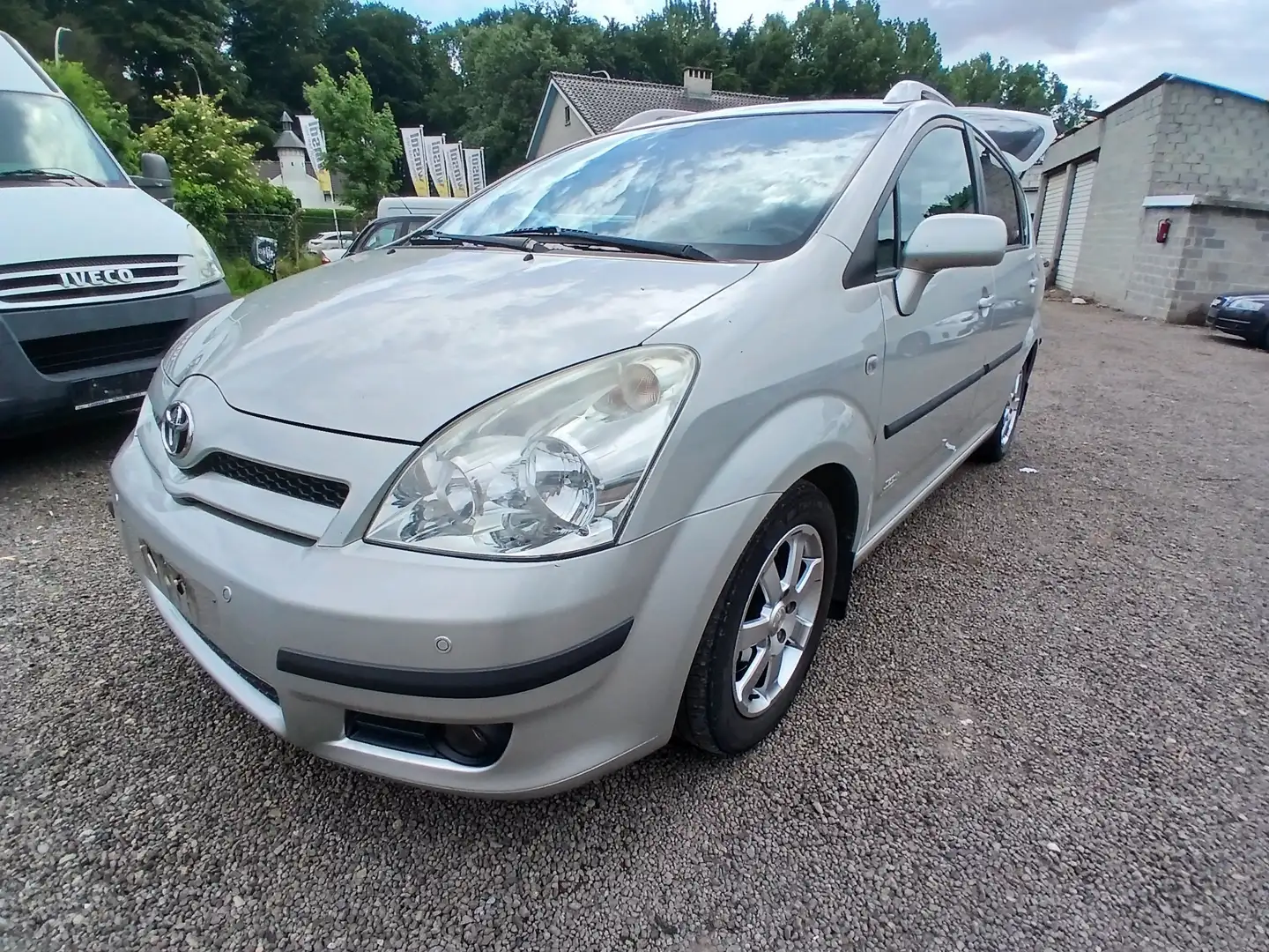 Toyota Corolla Verso 2.2 Turbo D4D 16v Linea Luna 5 pl Grijs - 2