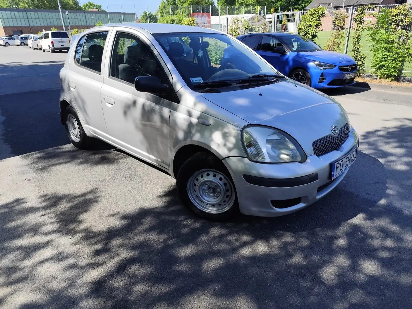 Toyota Yaris 1.0 5 Türig Gümüş rengi - 2