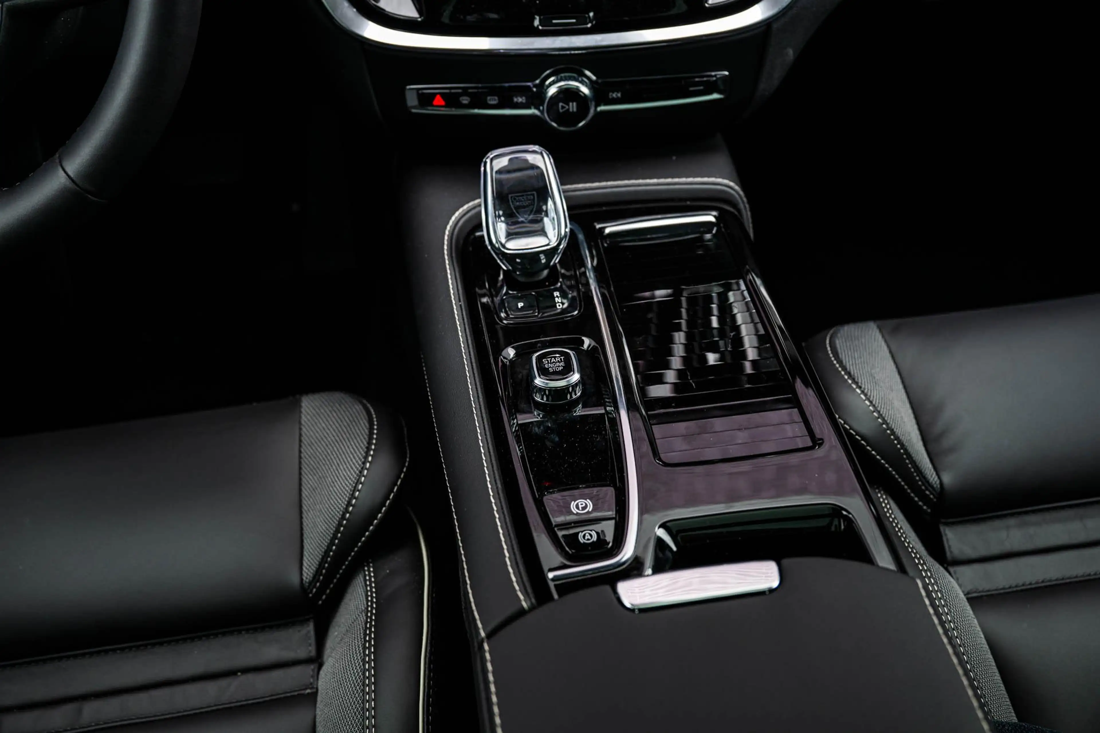 Volvo V60 2.0 T6 Plug-in hybrid AWD Ultra Dark | Schuif-/kan — photo 14