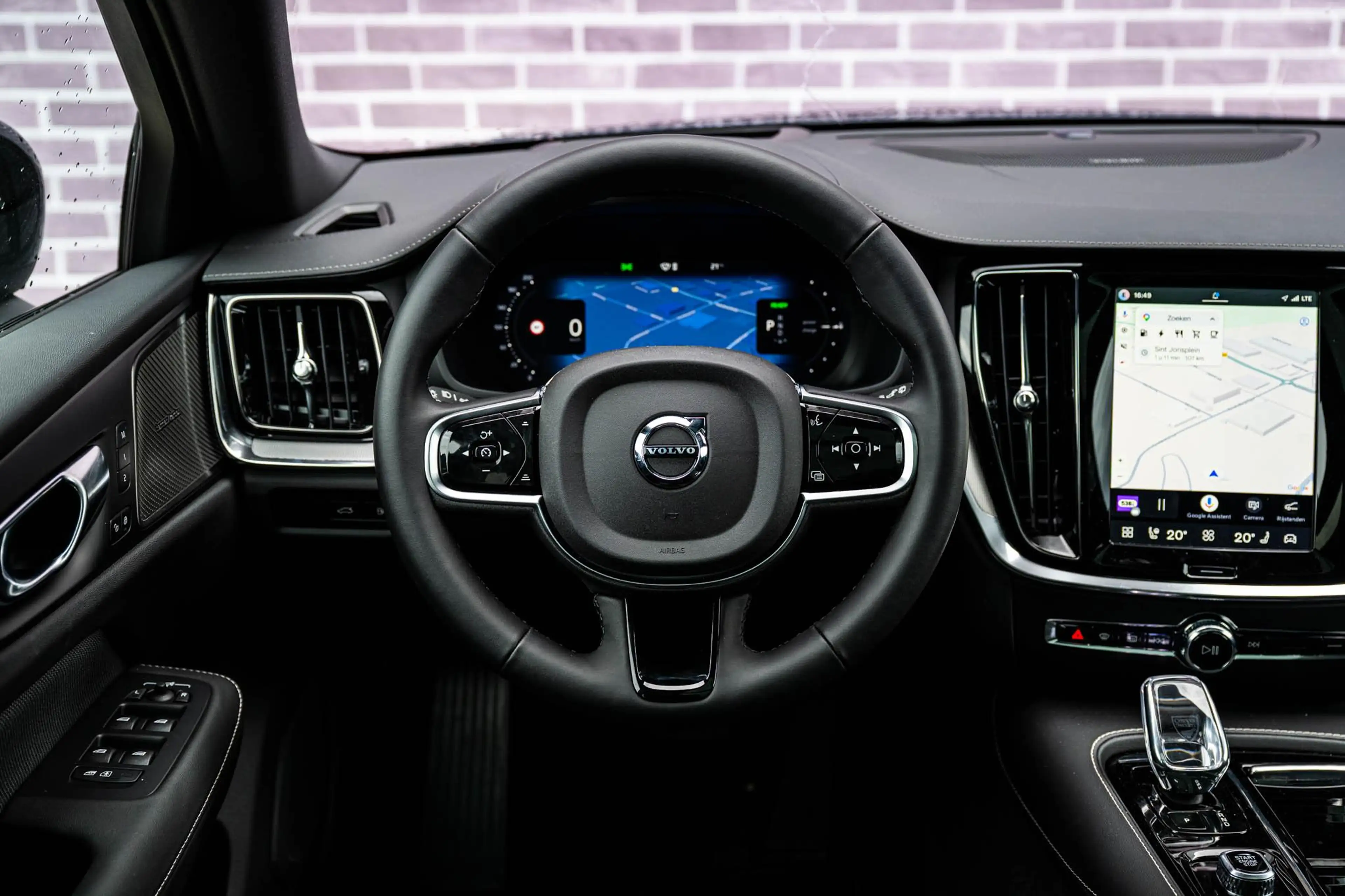Volvo V60 2.0 T6 Plug-in hybrid AWD Ultra Dark | Schuif-/kan — photo 4