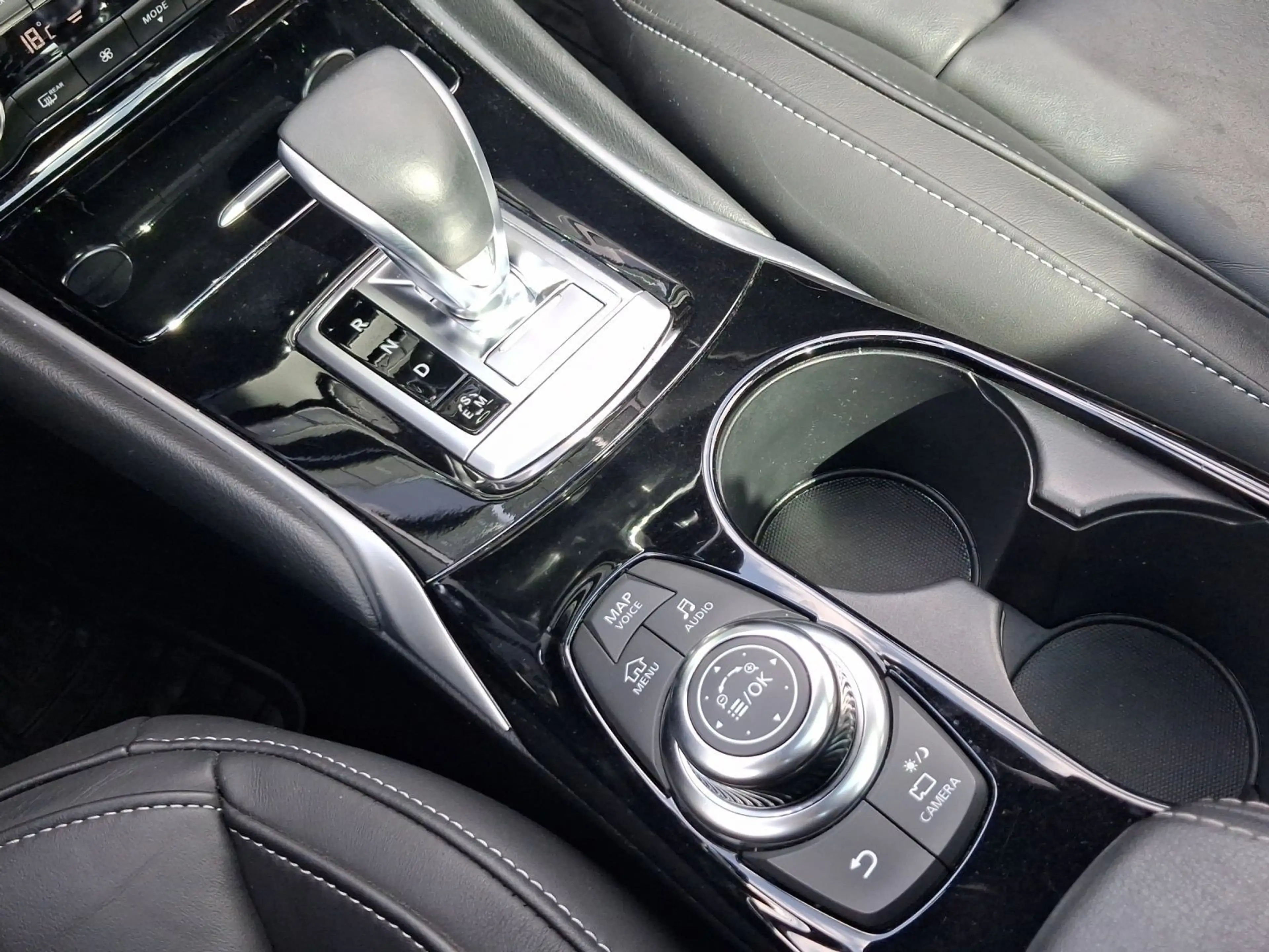 Infiniti QX30 2.0t AWD LUXE TECH LEDER LM18 KAMERA — photo 11