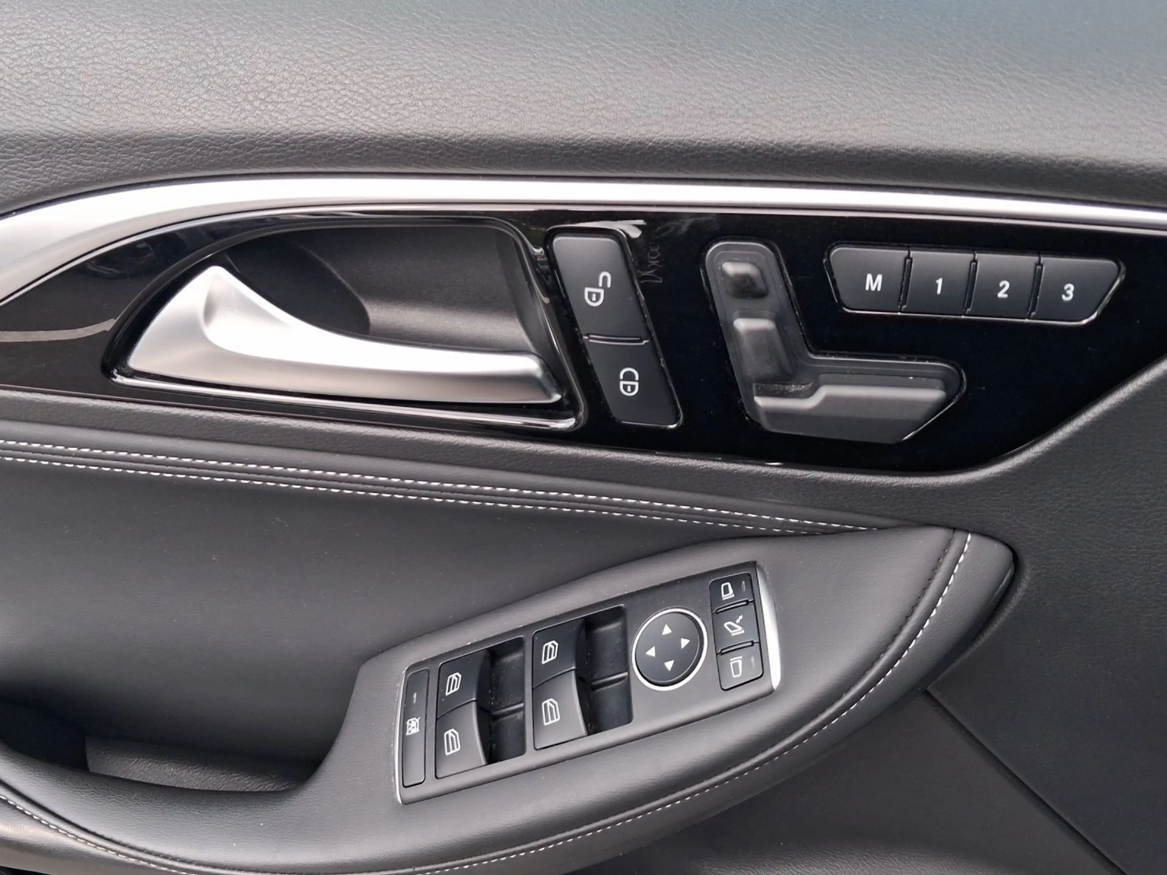 Infiniti QX30 2.0t AWD LUXE TECH LEDER LM18 KAMERA — photo 8