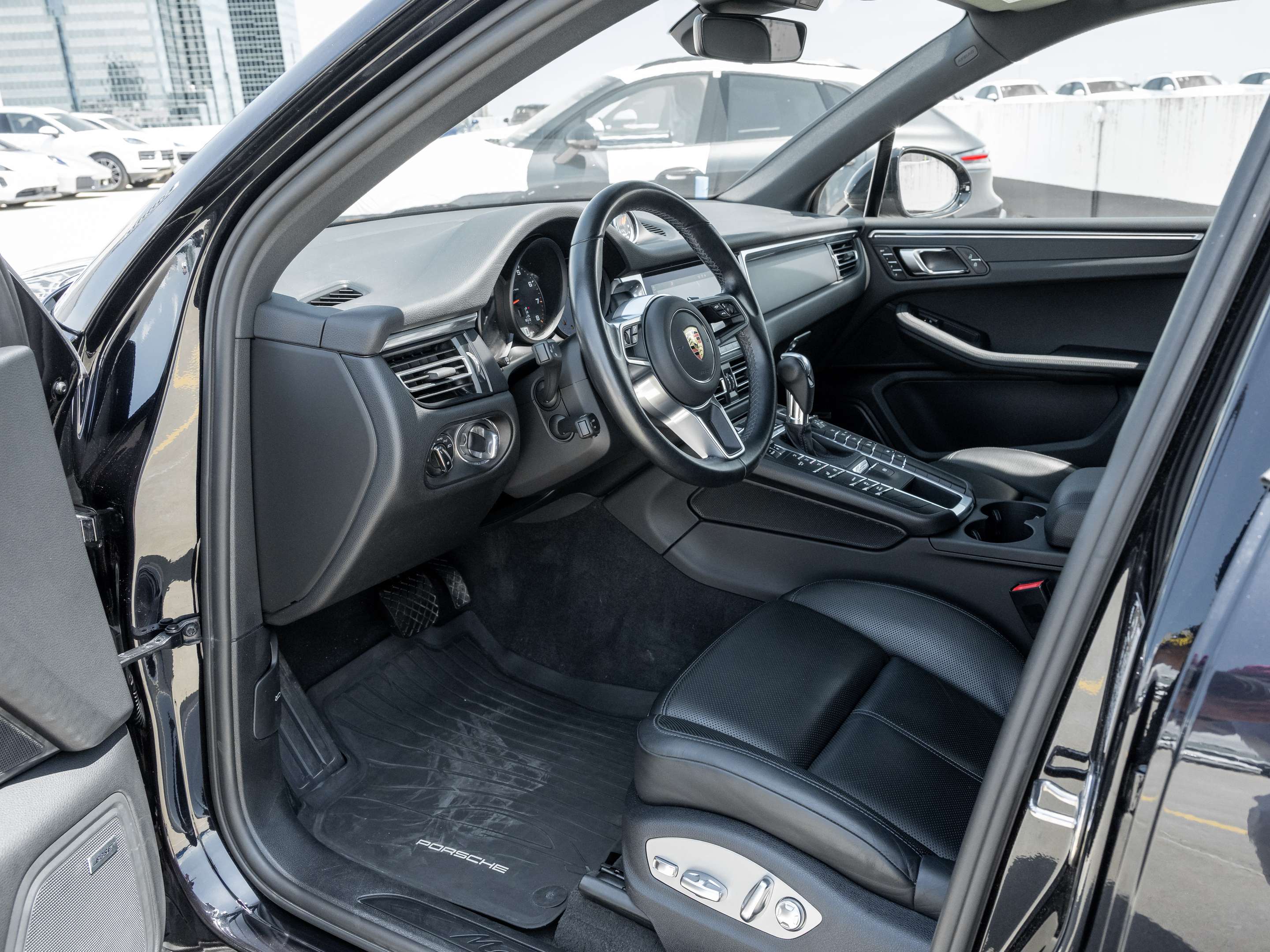 2021 Porsche Macan | Warranty Until May 2027 alt 4
