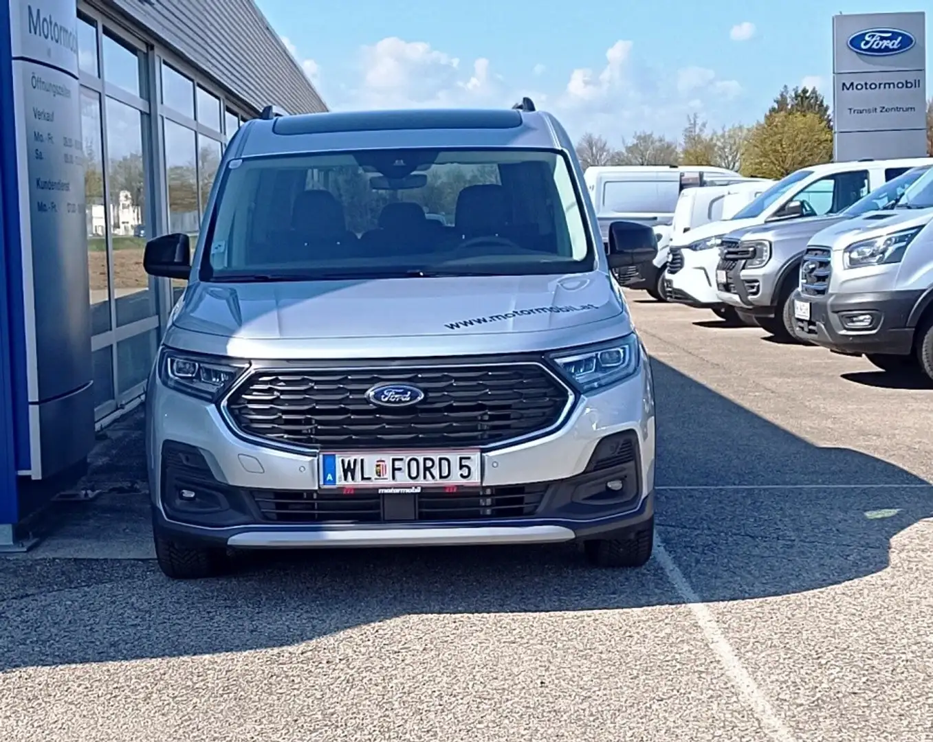 Ford Tourneo Connect 2,0 EcoBlue L1 Active Aut. Silber - 2