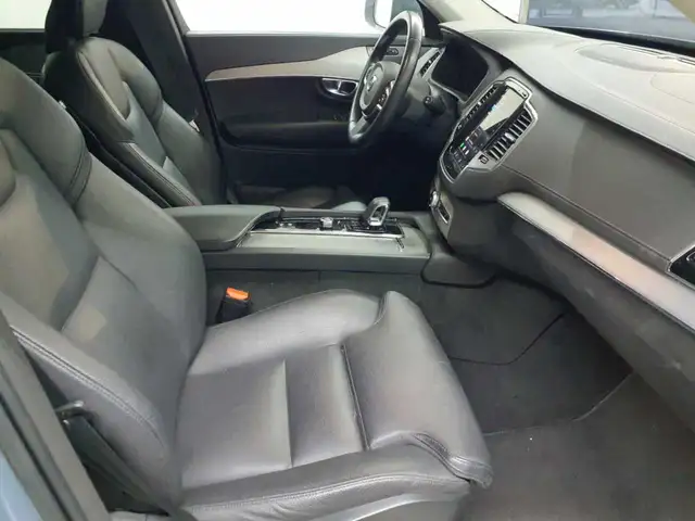 Volvo XC90 view 8