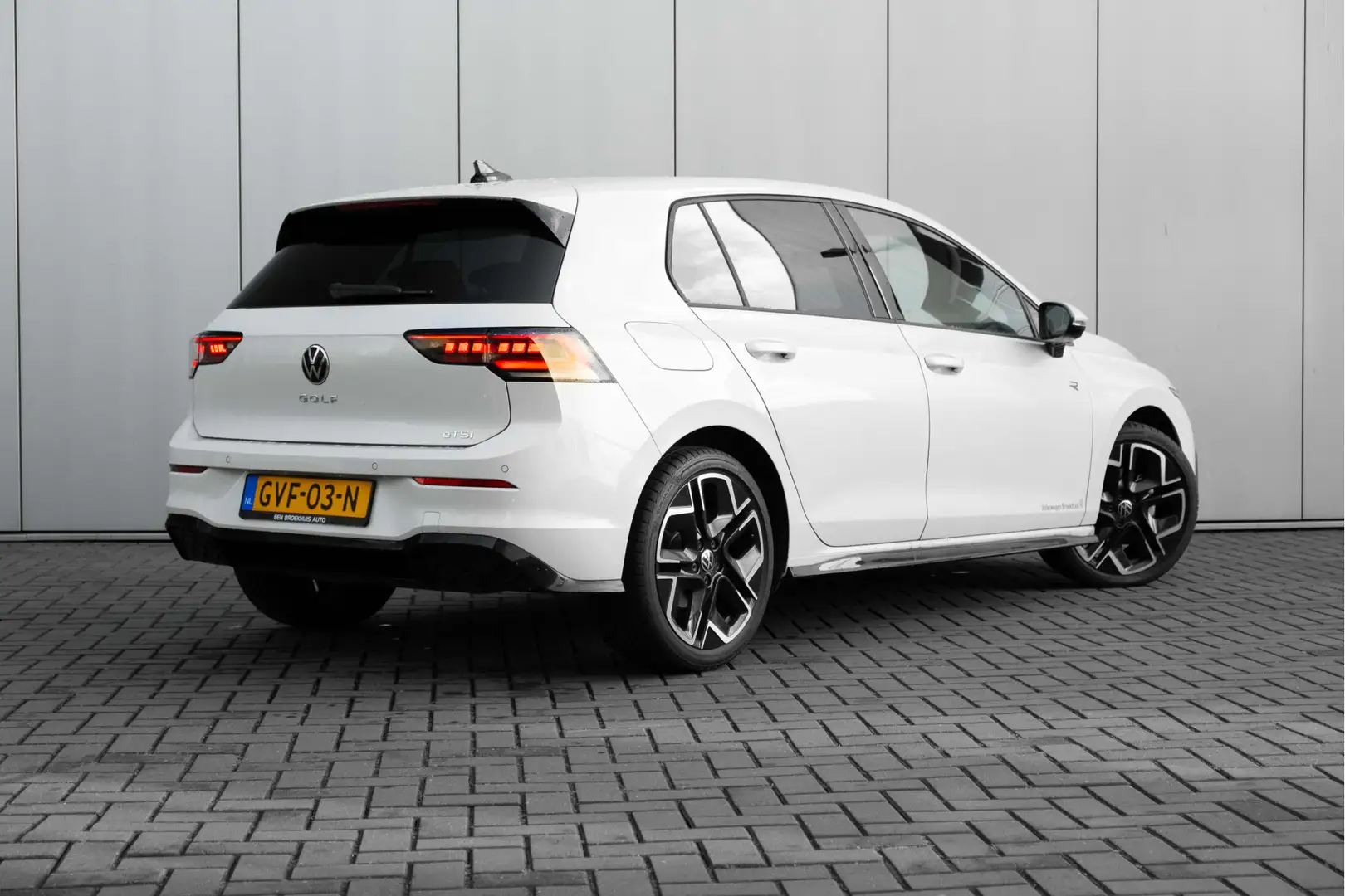 Volkswagen Golf 1.5 eTSI R-Line Edition l 360 Camera l Verlicht VW Wit - 2