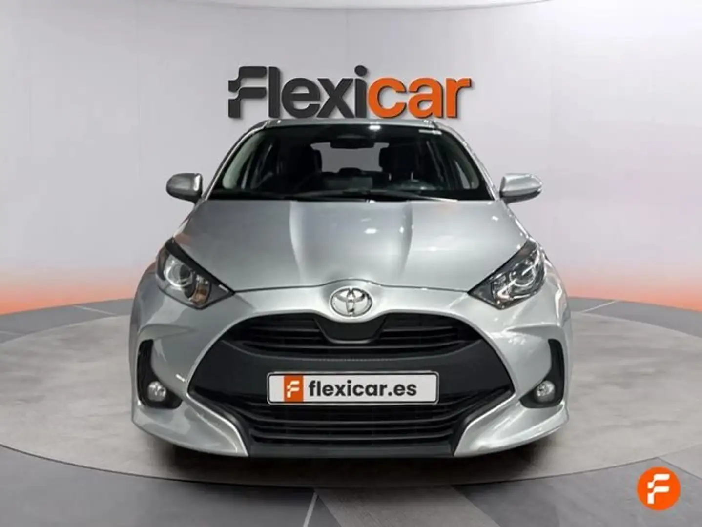 Toyota Yaris 120H 1.5 Active Plus Gris - 2