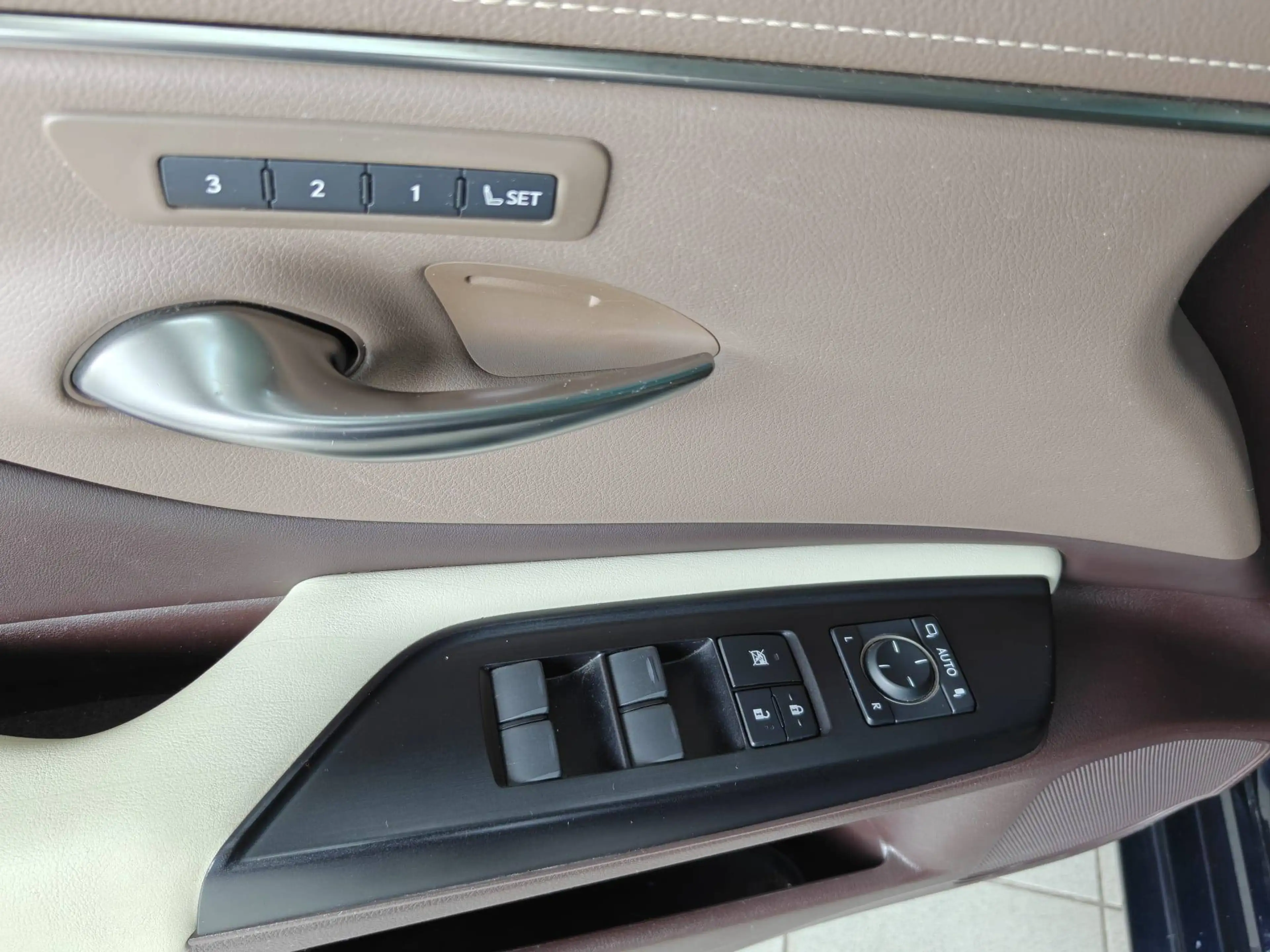 Lexus ES 300 ES 300h 2.5i Executive Line — photo 12