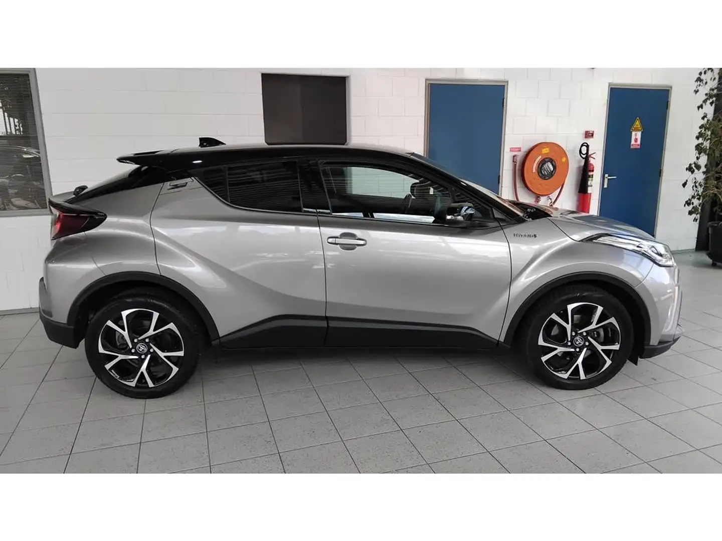 Toyota C-HR 1.8 Bi-Tone | Parksens V+A | Climat | LED | Camera Grijs - 2