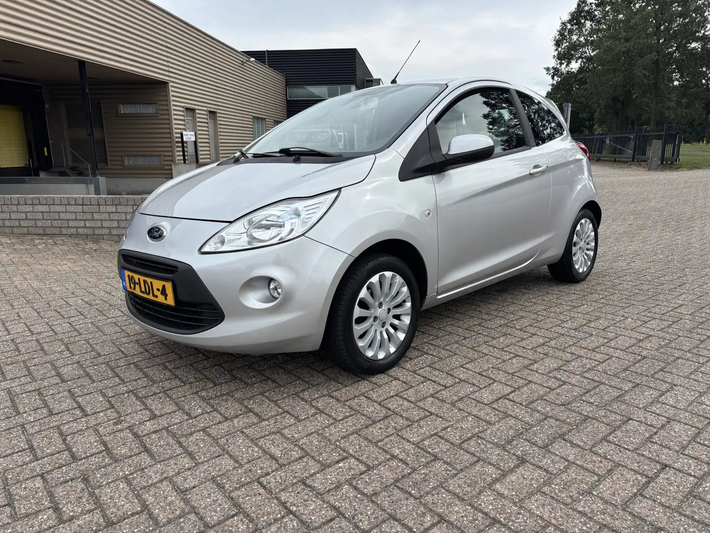 Ford Ka/Ka+ 1.2 Titanium [ airco,audio,lmv ] nw distributierie Grijs - 1