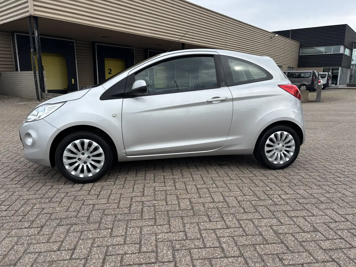 Ford Ka/Ka+ 1.2 Titanium [ airco,audio,lmv ] nw distributierie Grijs - 2