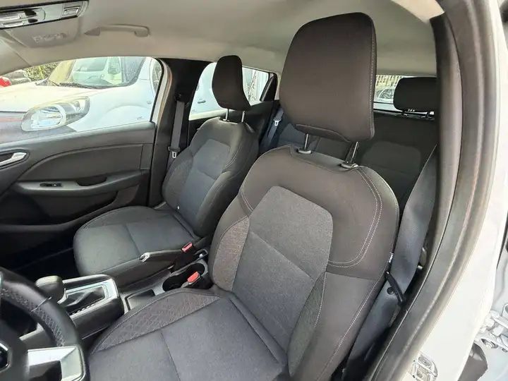 Renault Clio Clio automatica. hybrid Zen  autocarro 5 posti N1 — foto 13