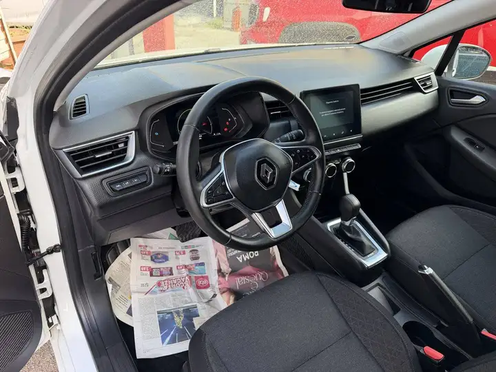 Renault Clio Clio automatica. hybrid Zen  autocarro 5 posti N1 — foto 10