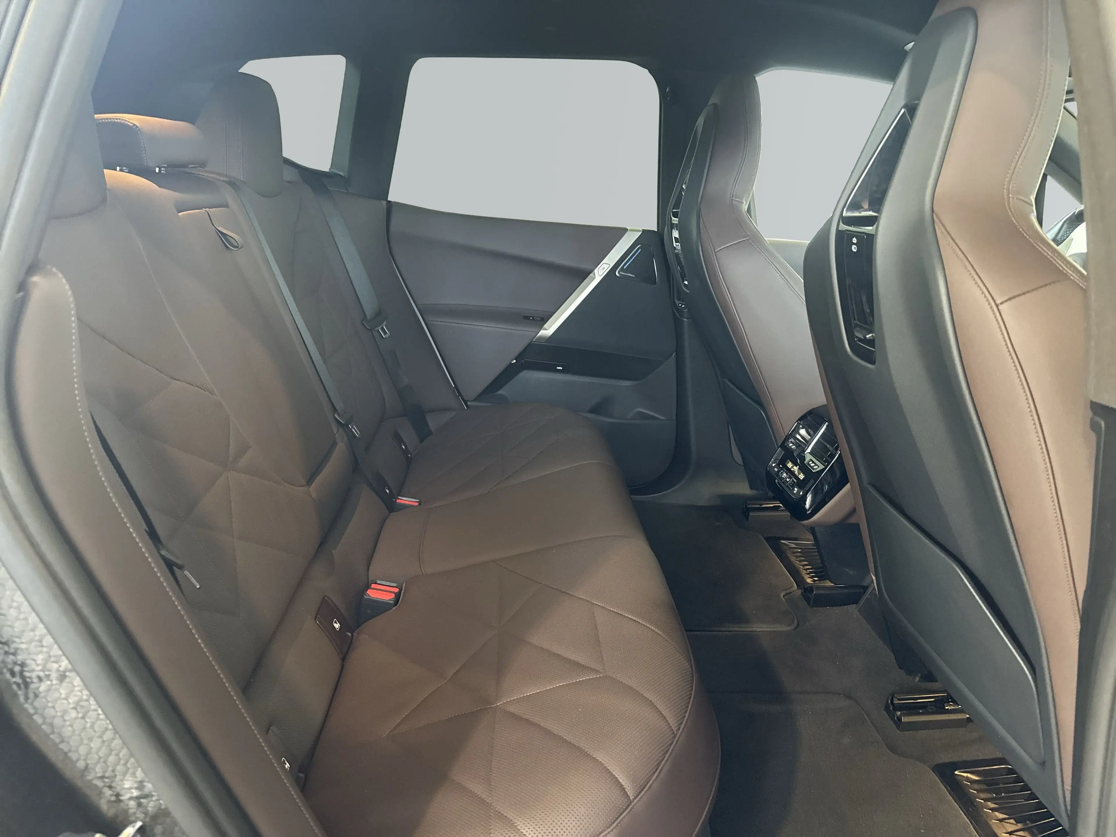 BMW iX xDrive40 — photo 10