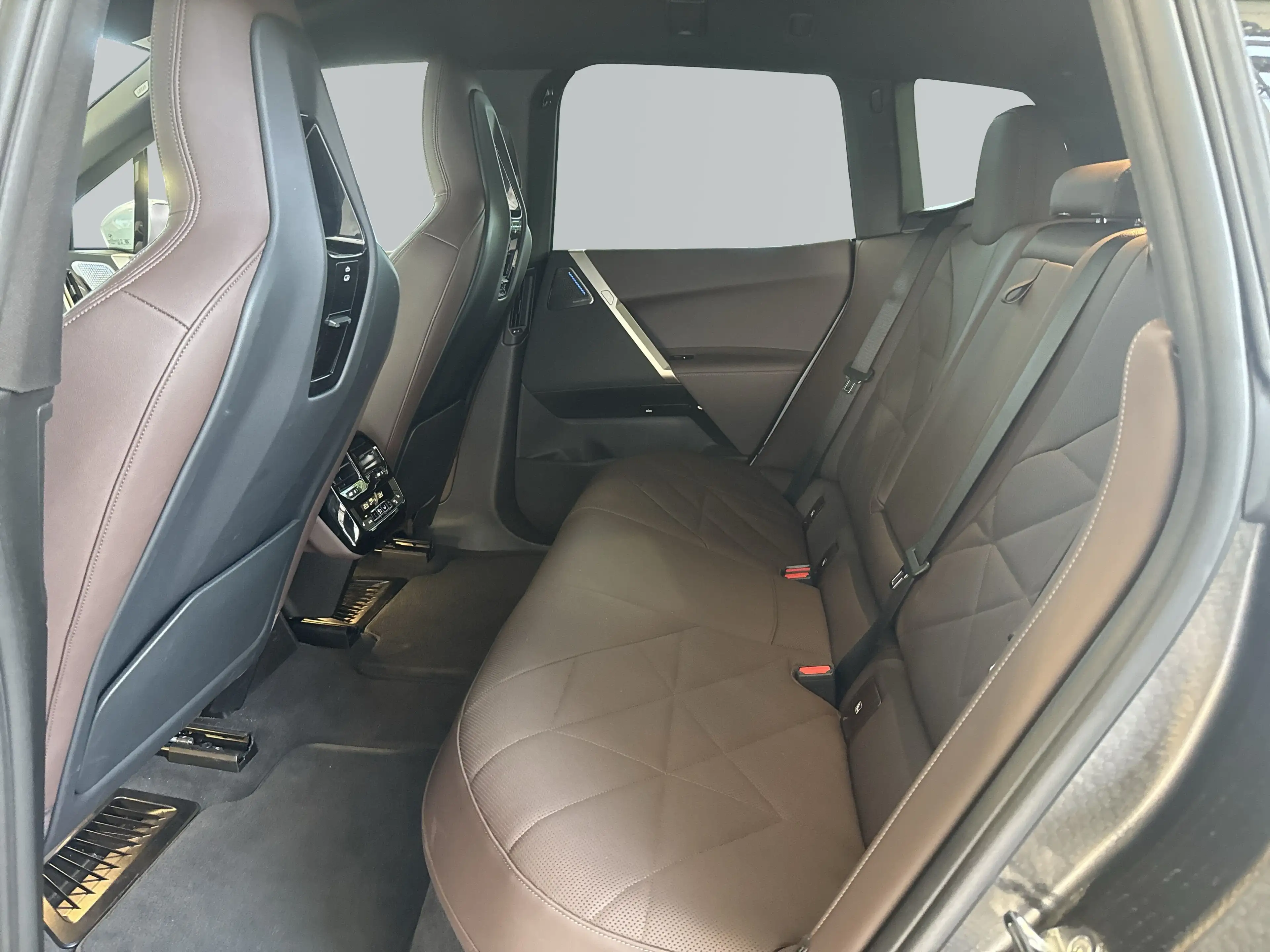 BMW iX xDrive40 — photo 9